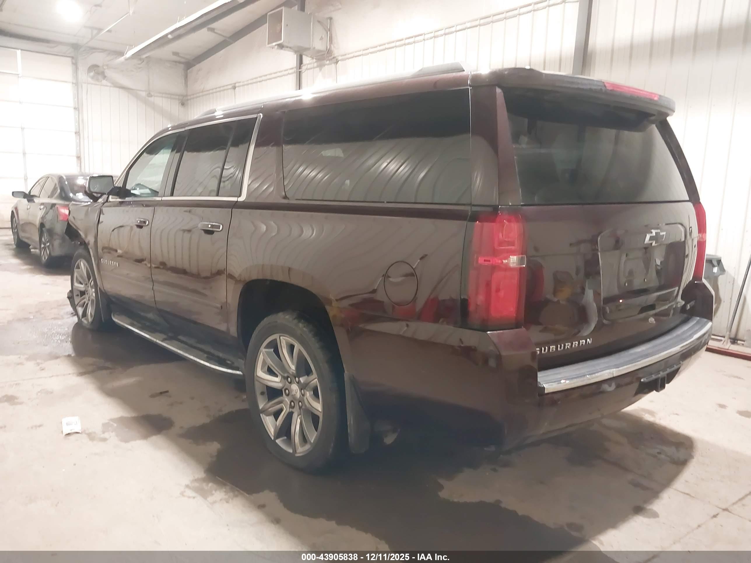 CHEVROLET SUBURBAN image 3
