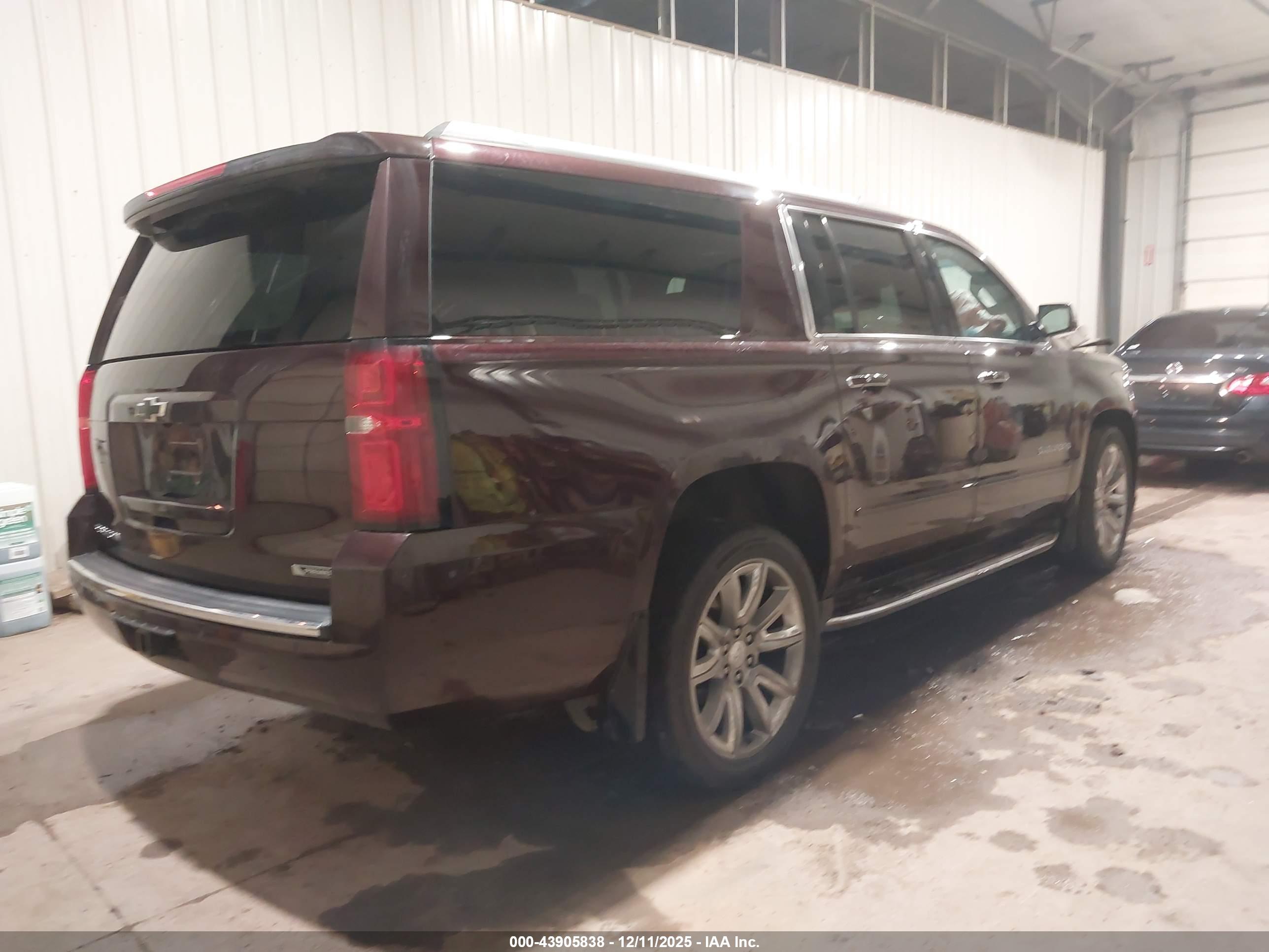 CHEVROLET SUBURBAN image 4