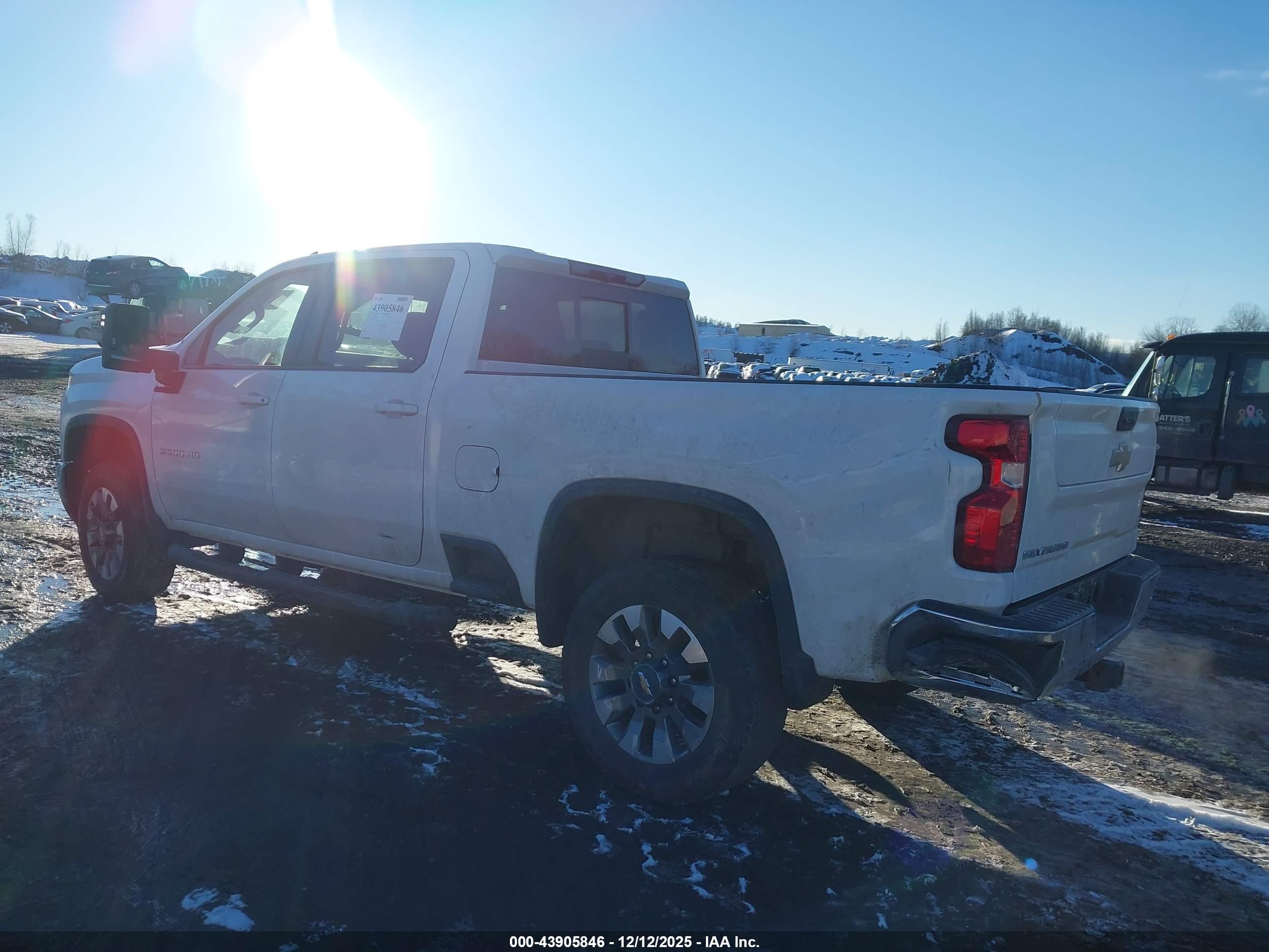 CHEVROLET SILVERADO image 3