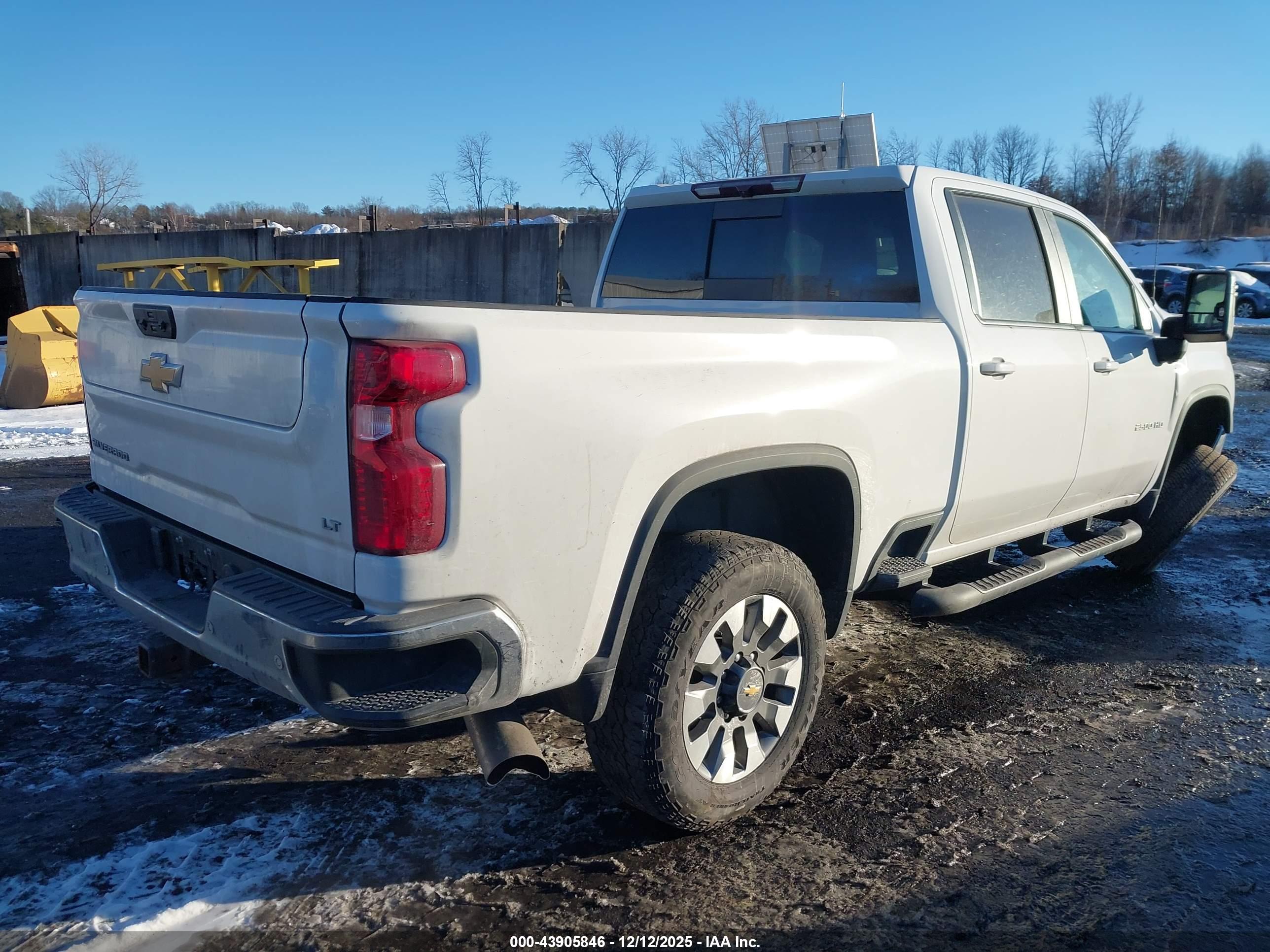 CHEVROLET SILVERADO image 4