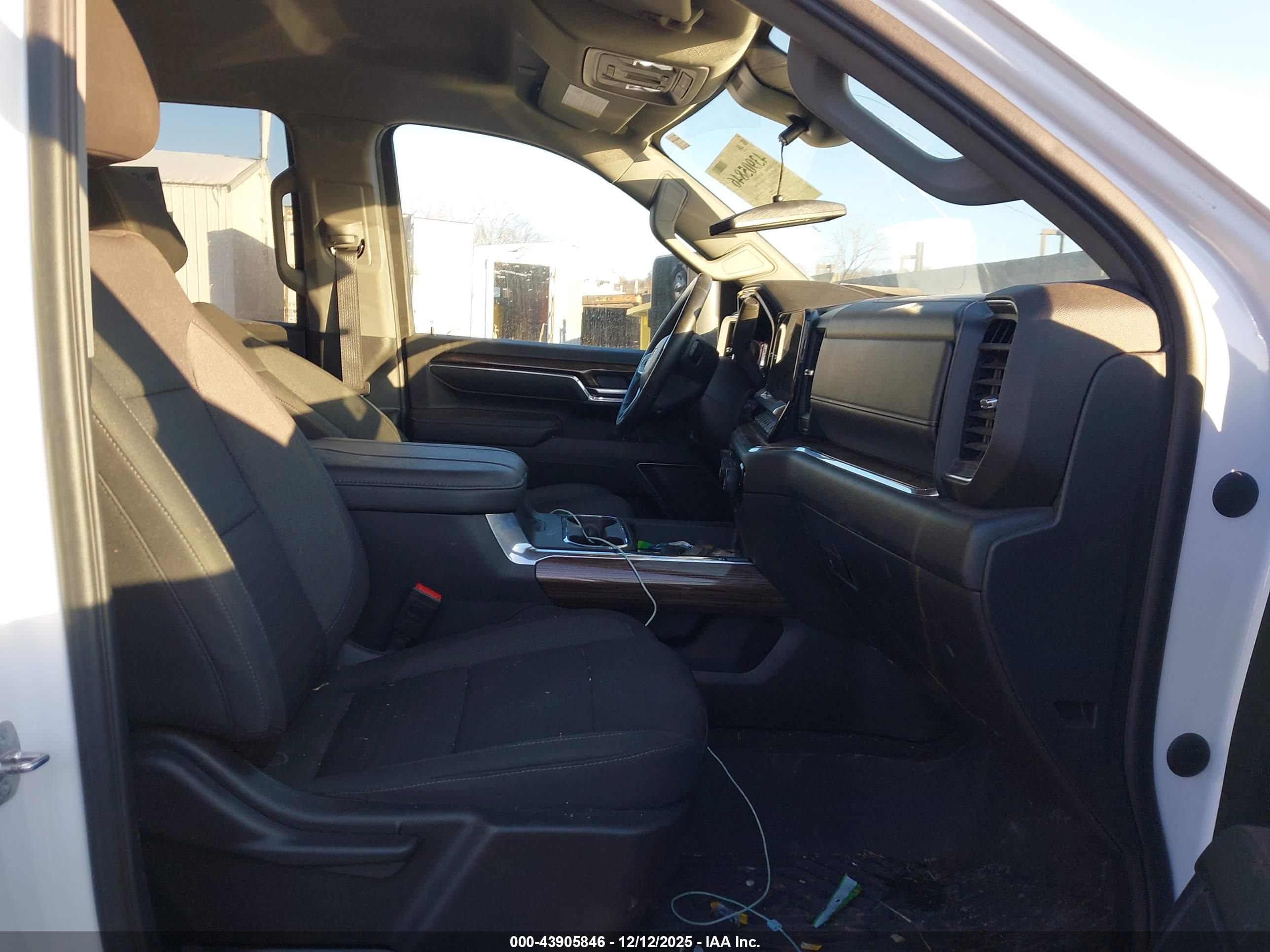 CHEVROLET SILVERADO image 7