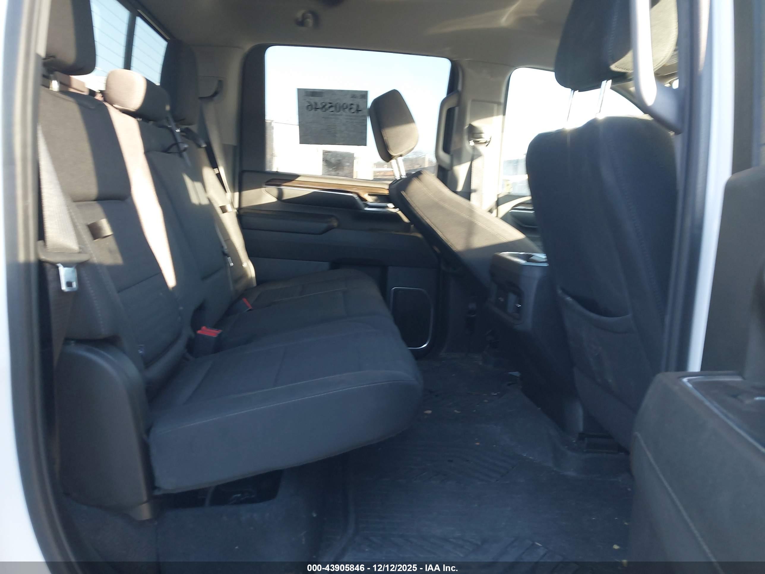 CHEVROLET SILVERADO image 8