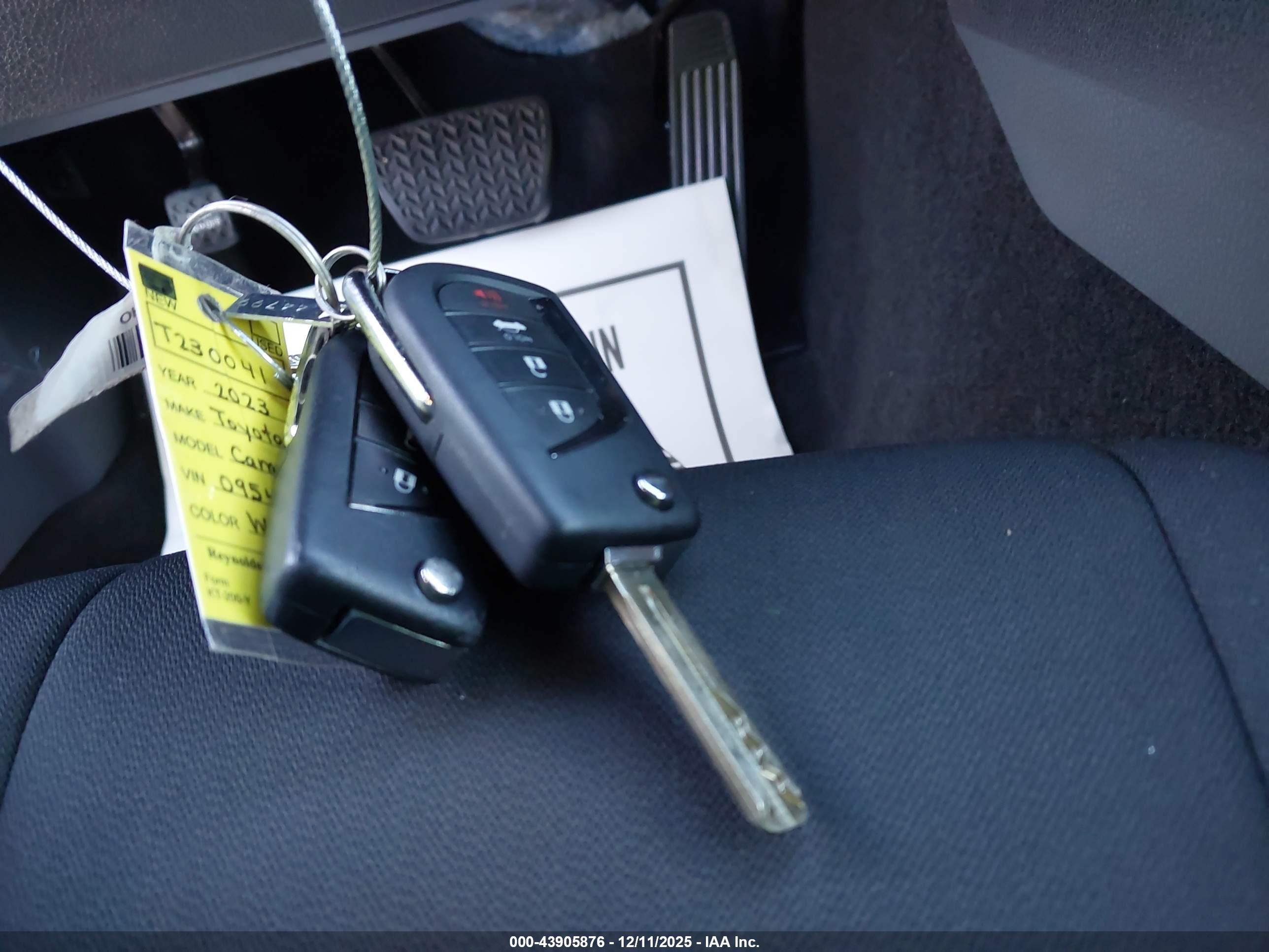 TOYOTA CAMRY image 11