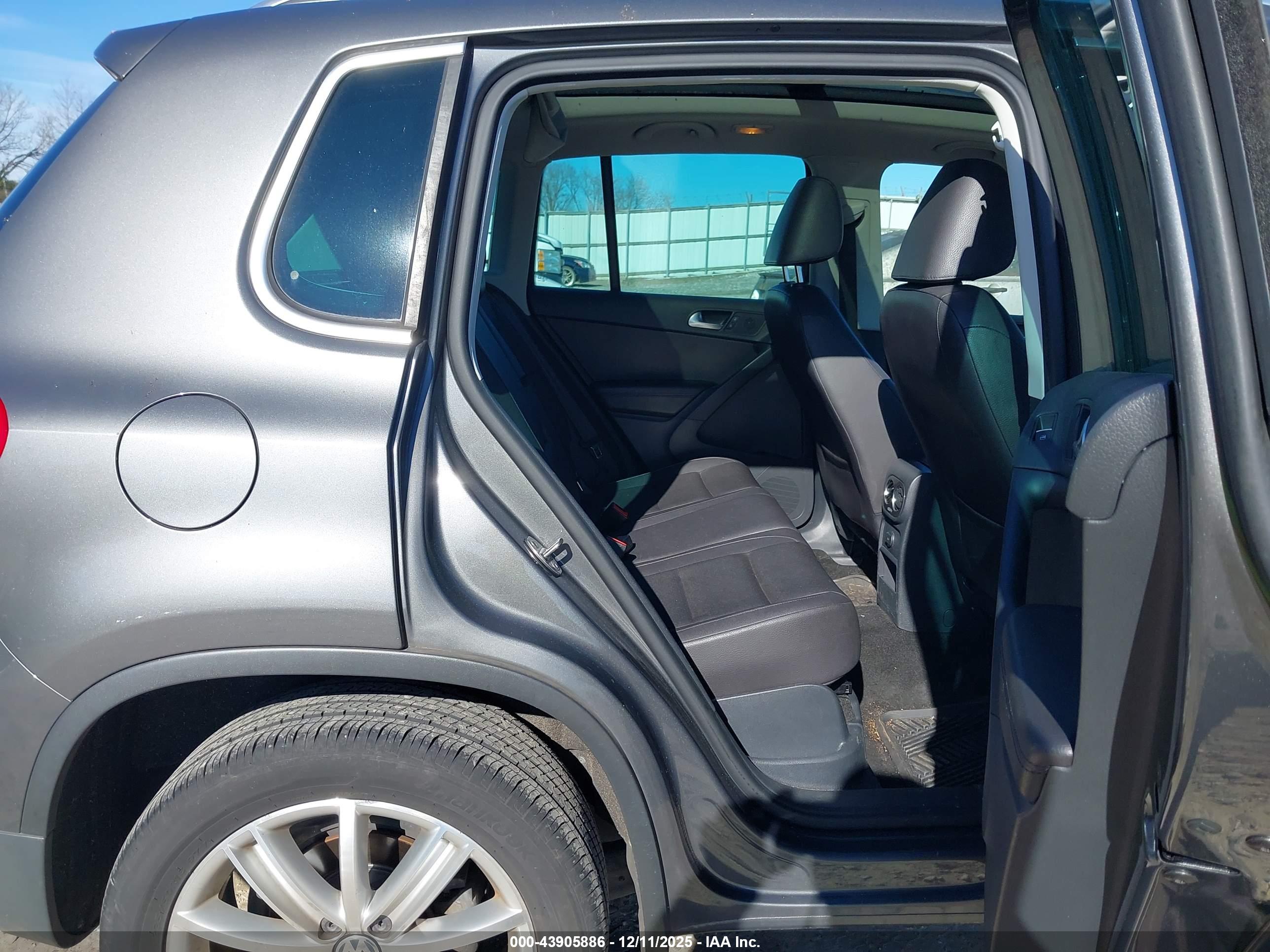 VOLKSWAGEN TIGUAN image 8