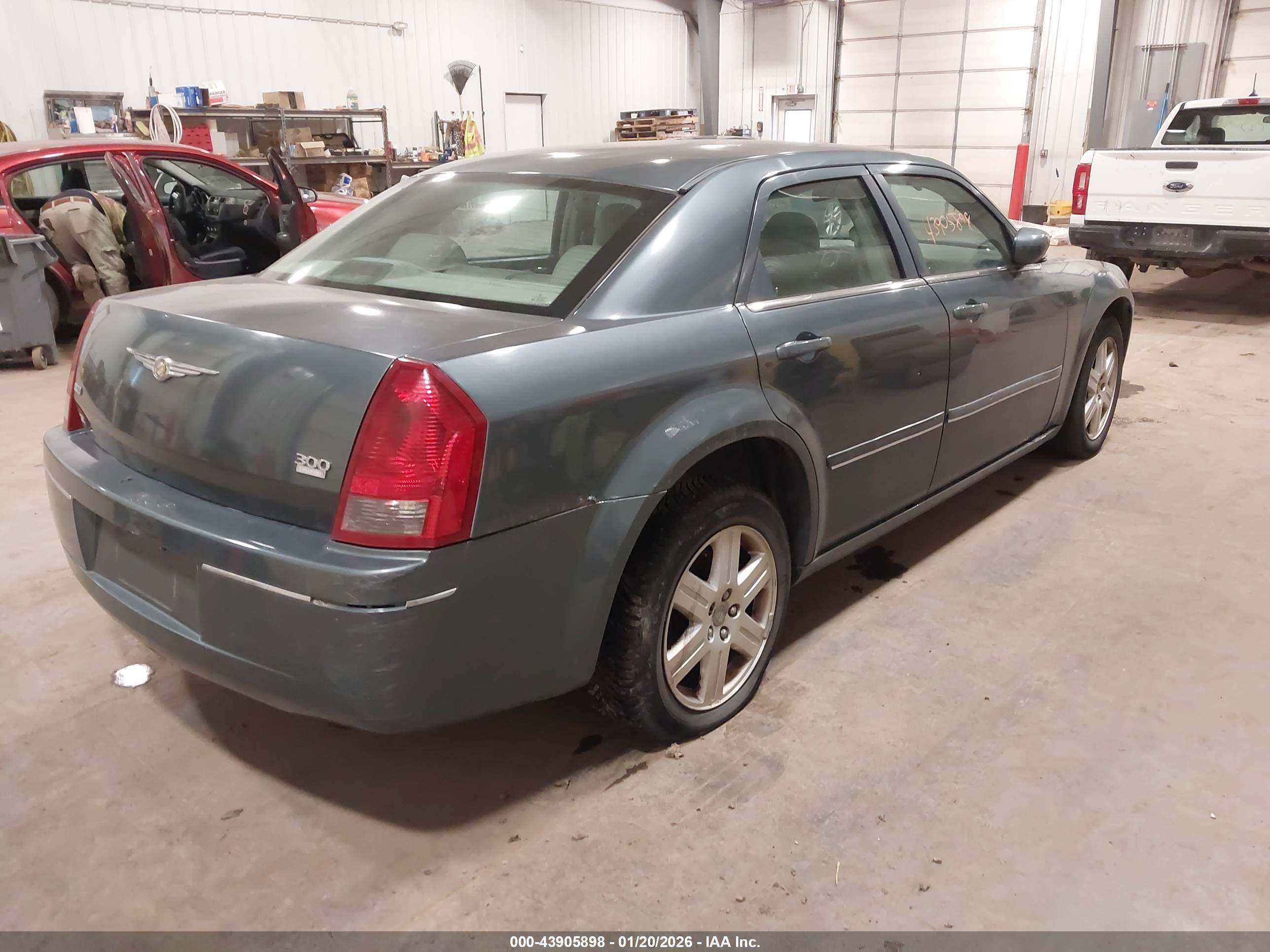 CHRYSLER 300 image 4