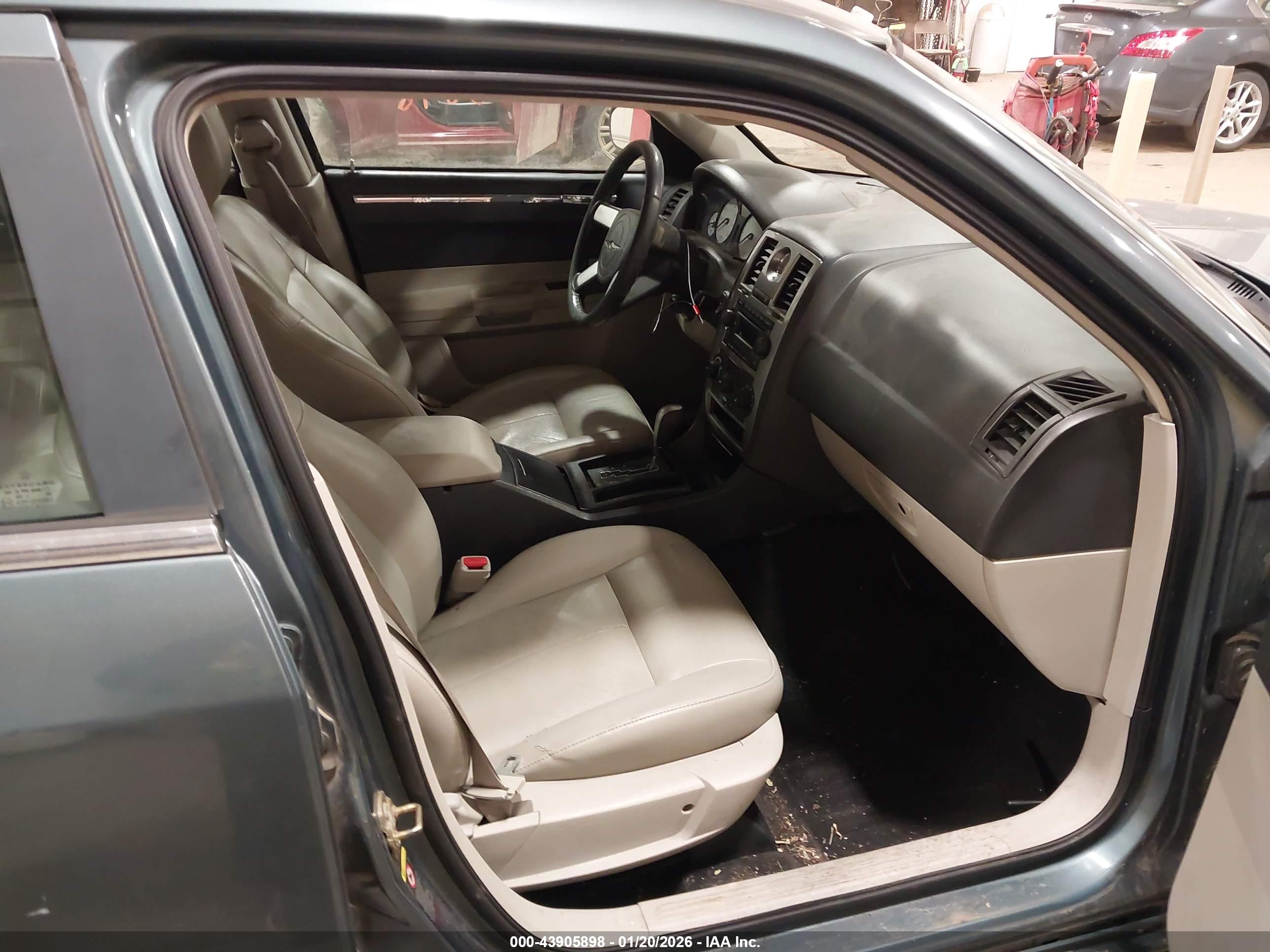 CHRYSLER 300 image 5