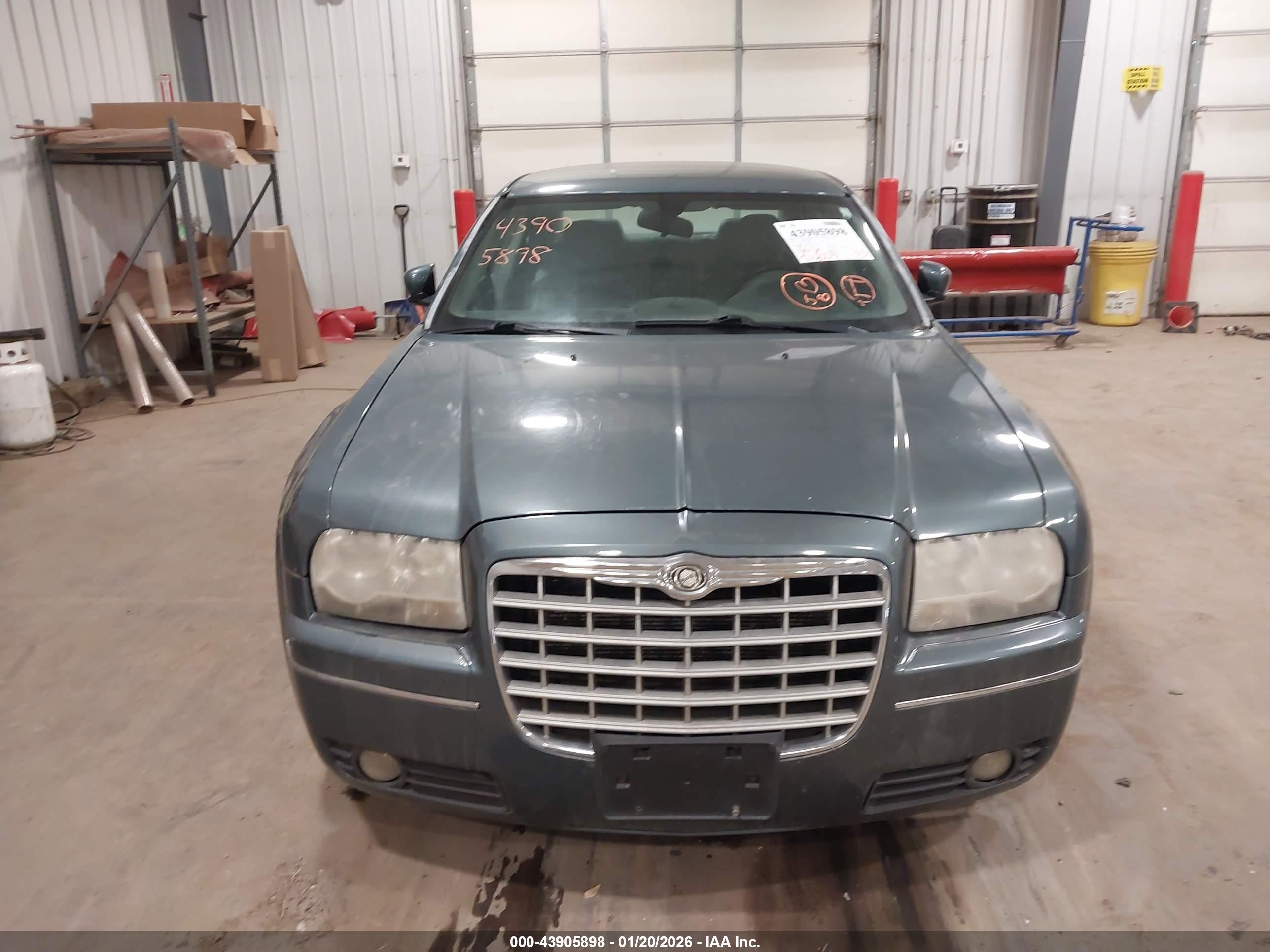 CHRYSLER 300 image 6