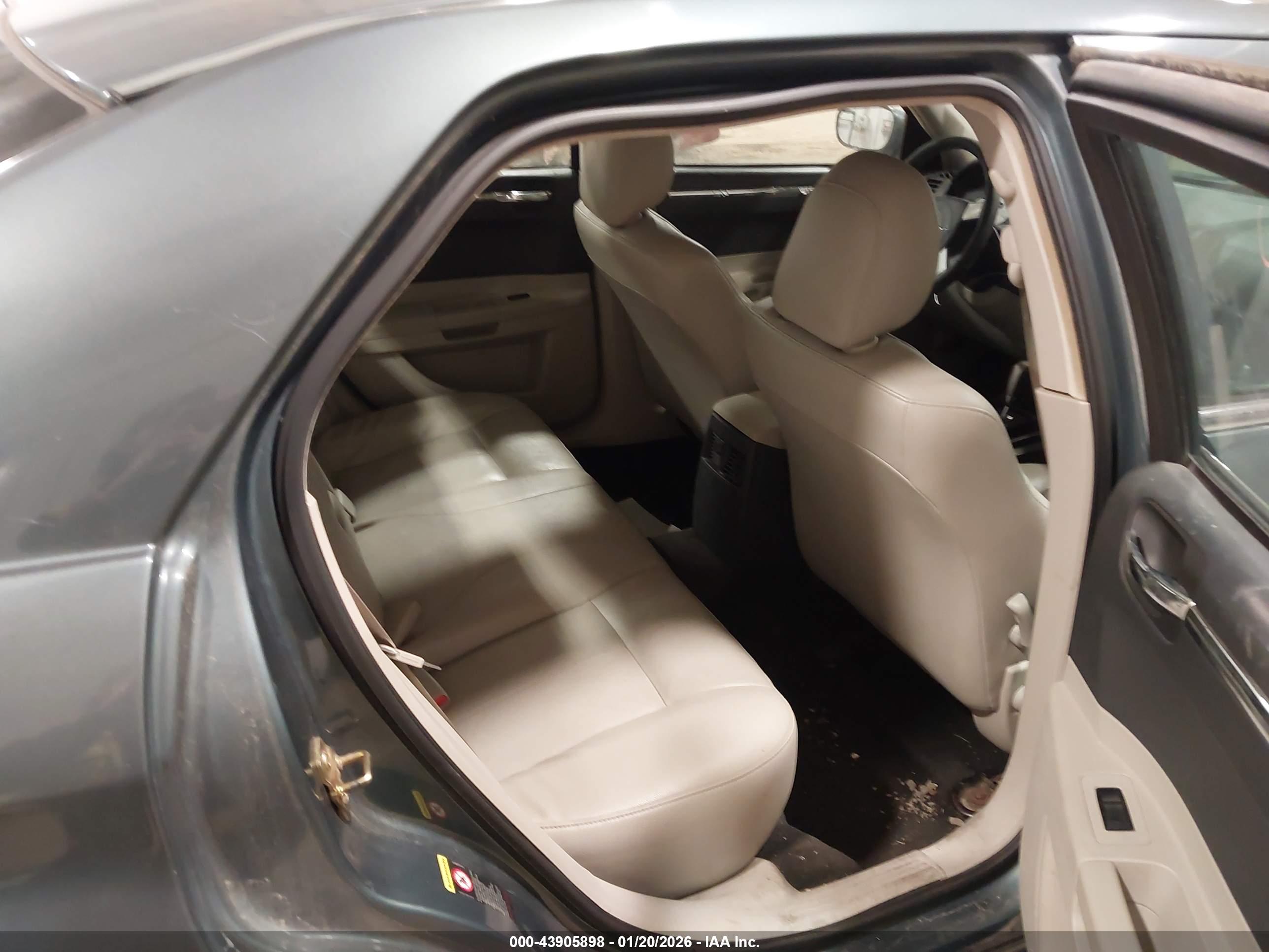 CHRYSLER 300 image 8