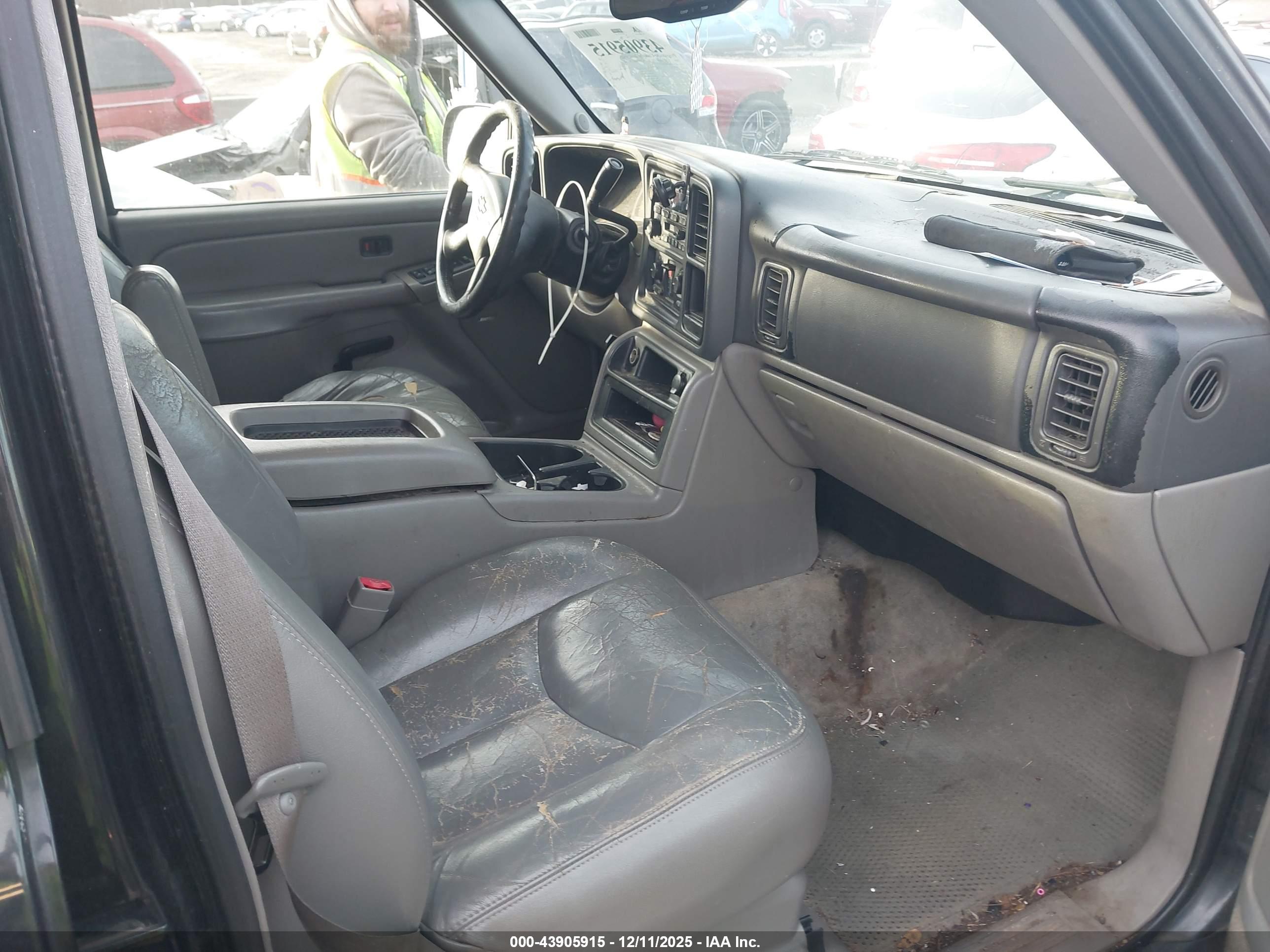 CHEVROLET SUBURBAN image 5