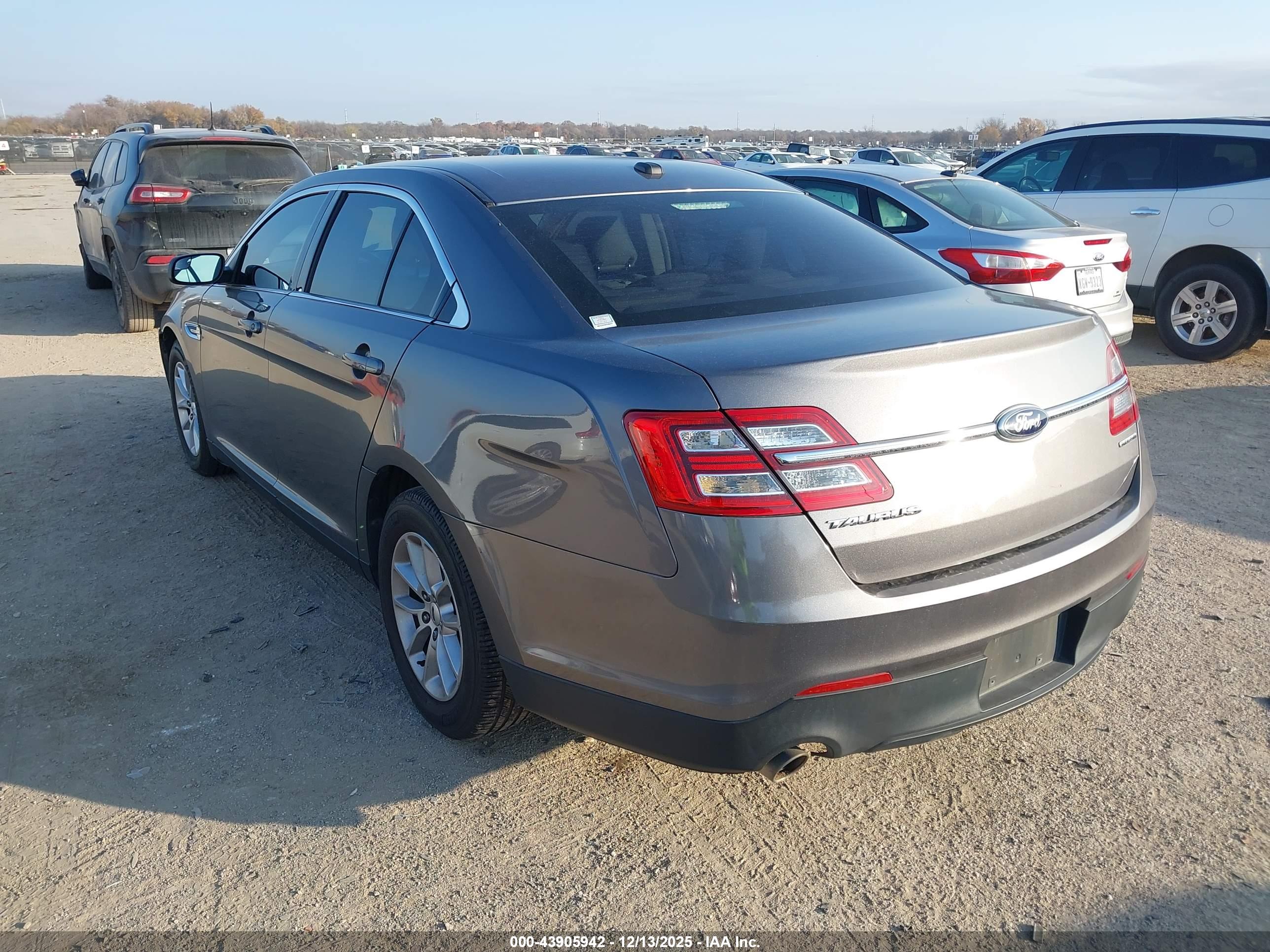 FORD TAURUS image 3