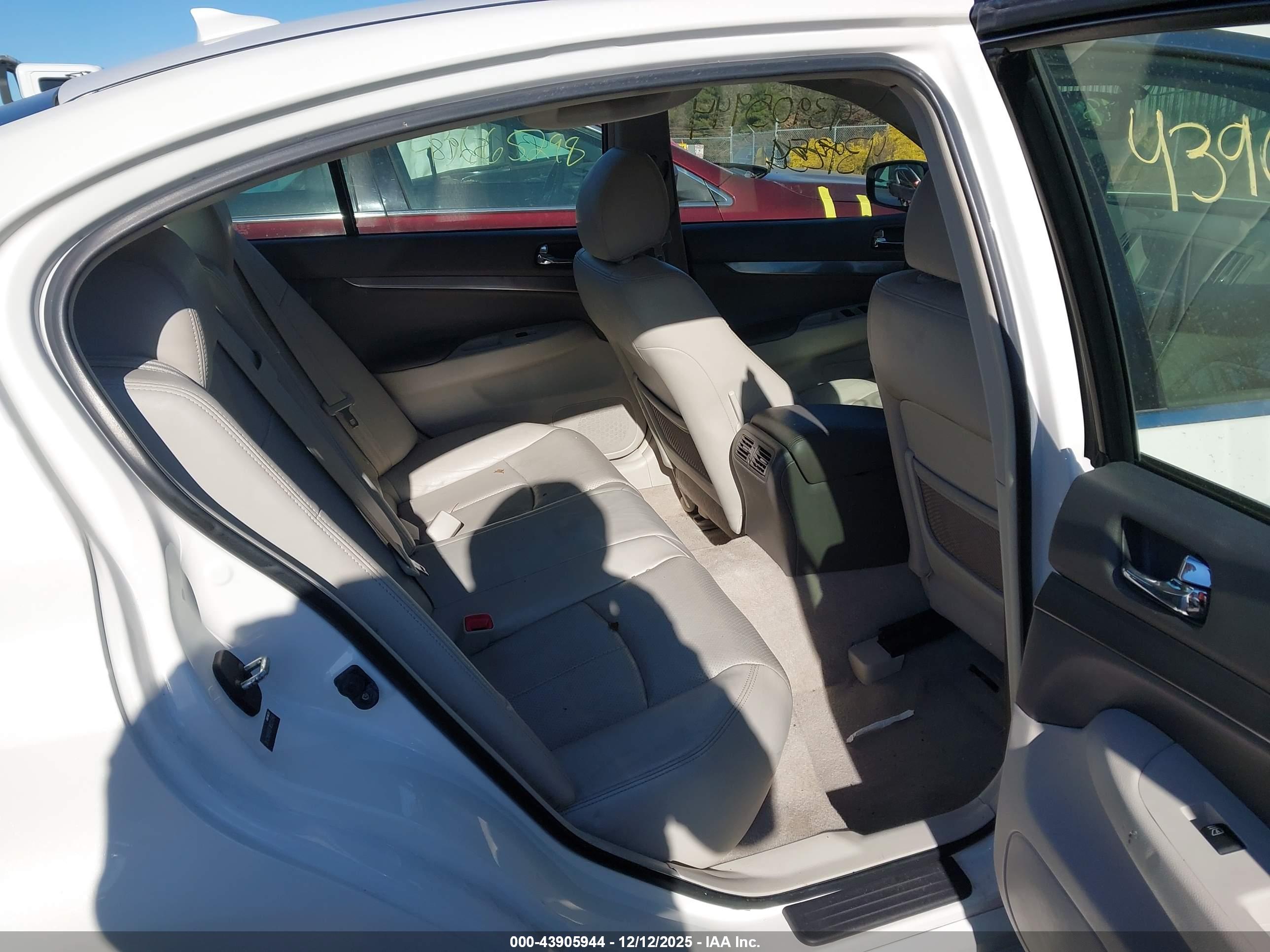 INFINITI Q40 image 8