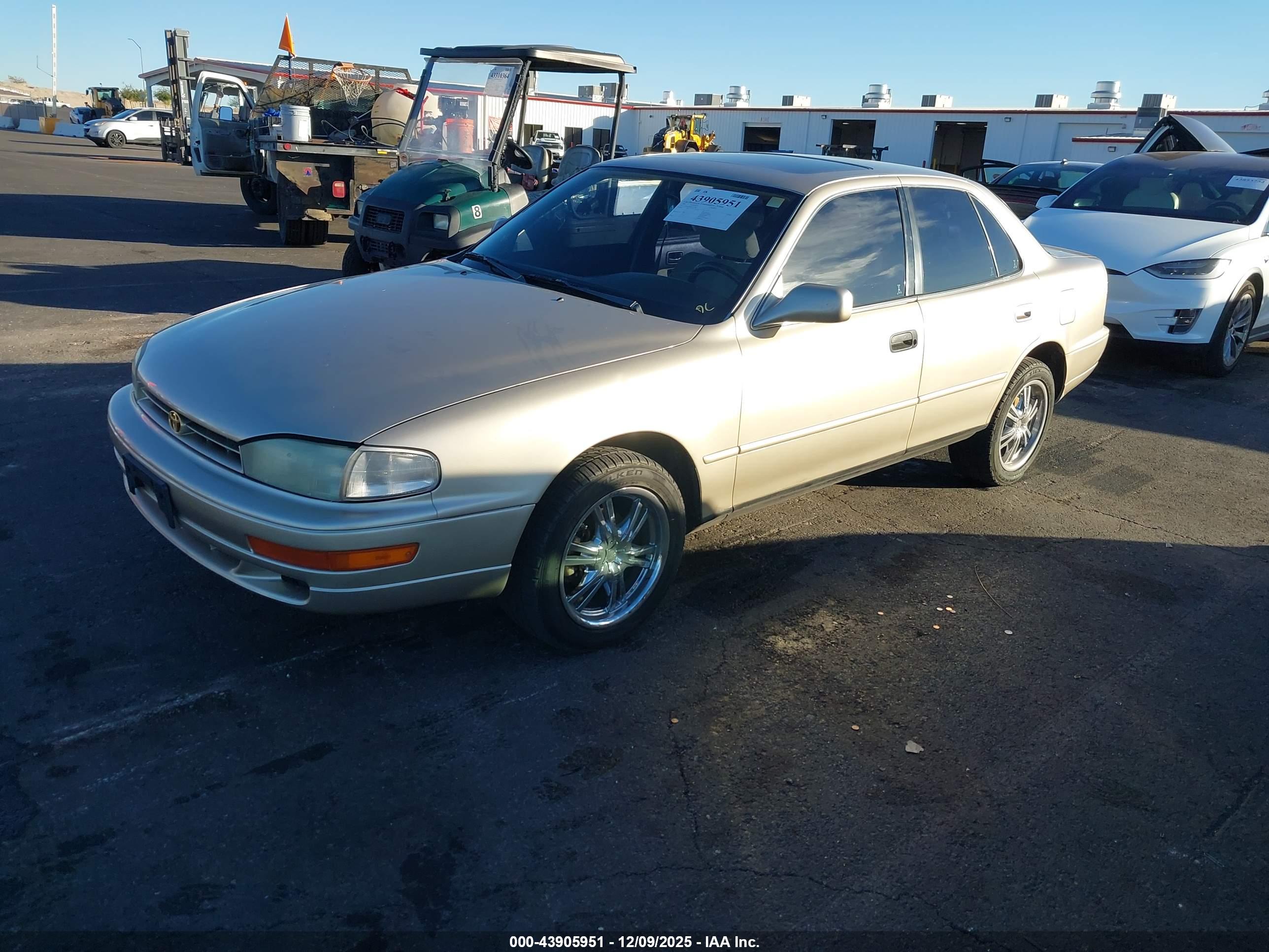 TOYOTA CAMRY image 2
