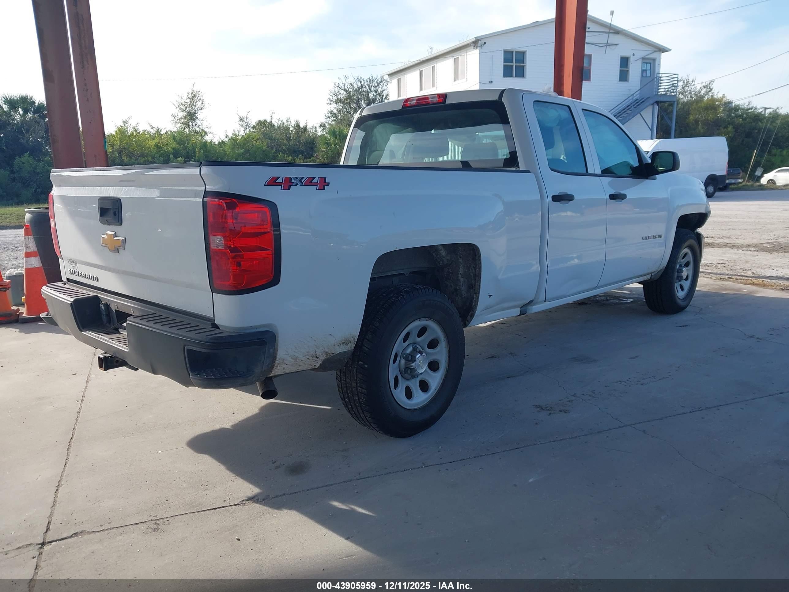 CHEVROLET SILVERADO image 4
