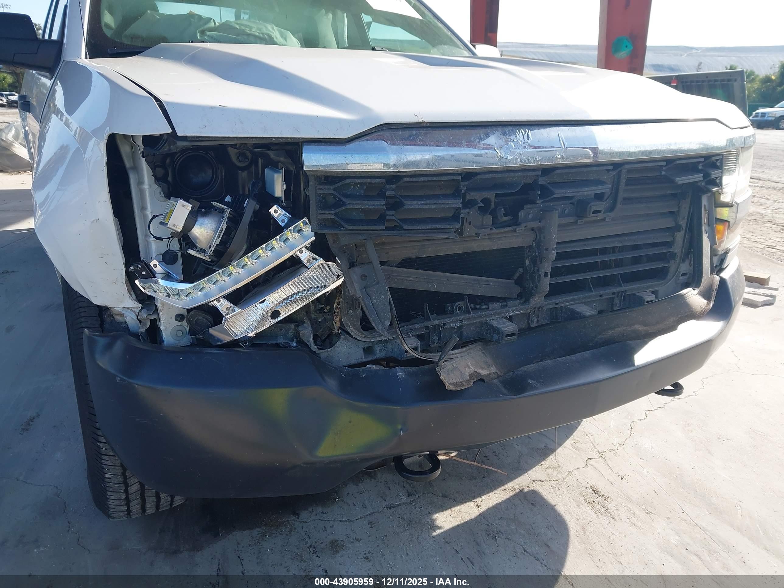 CHEVROLET SILVERADO image 6
