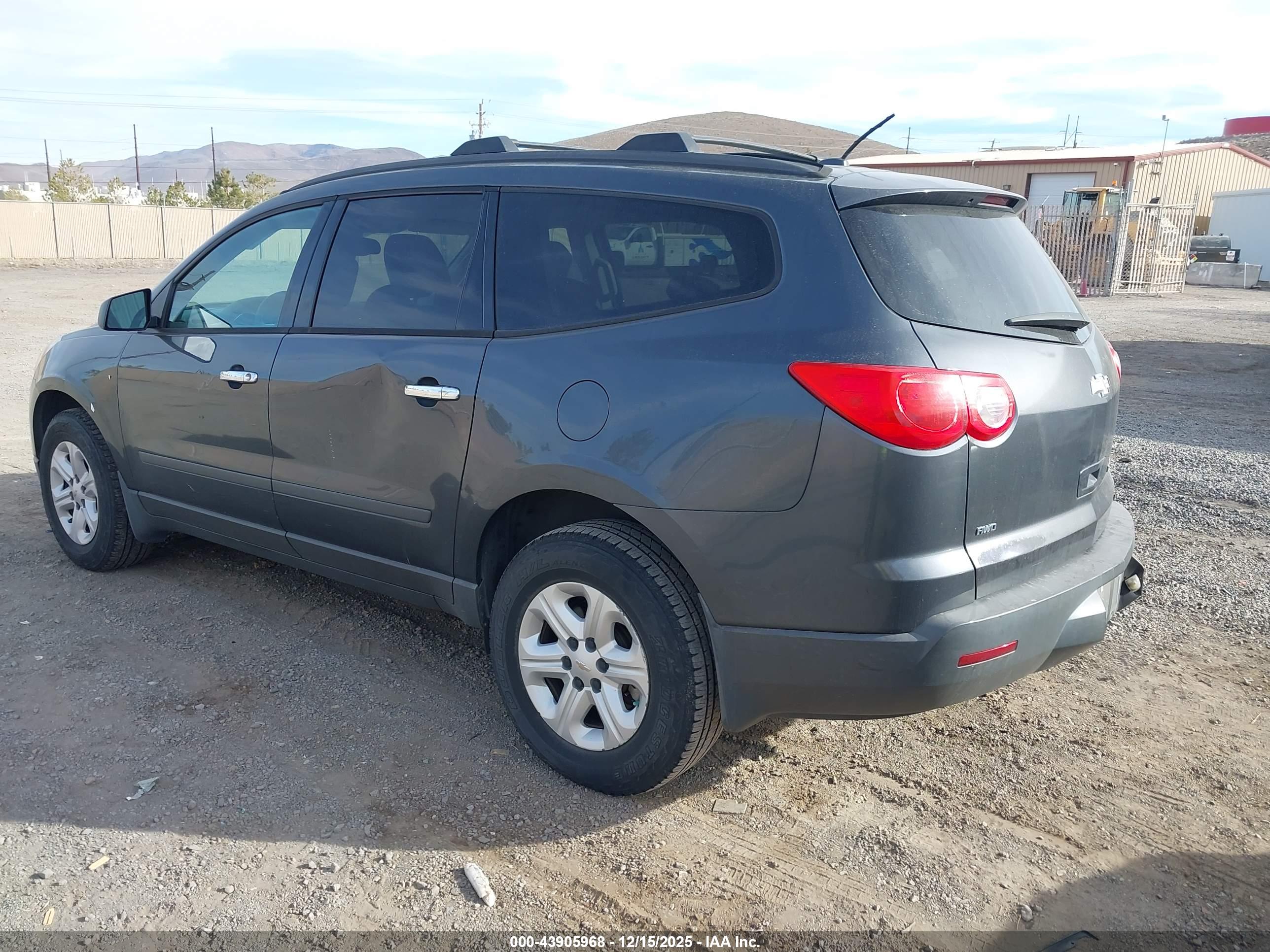 CHEVROLET TRAVERSE image 3