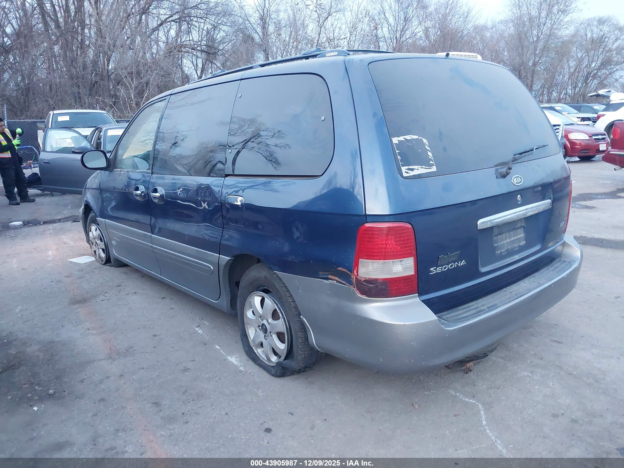 KIA SEDONA image 3
