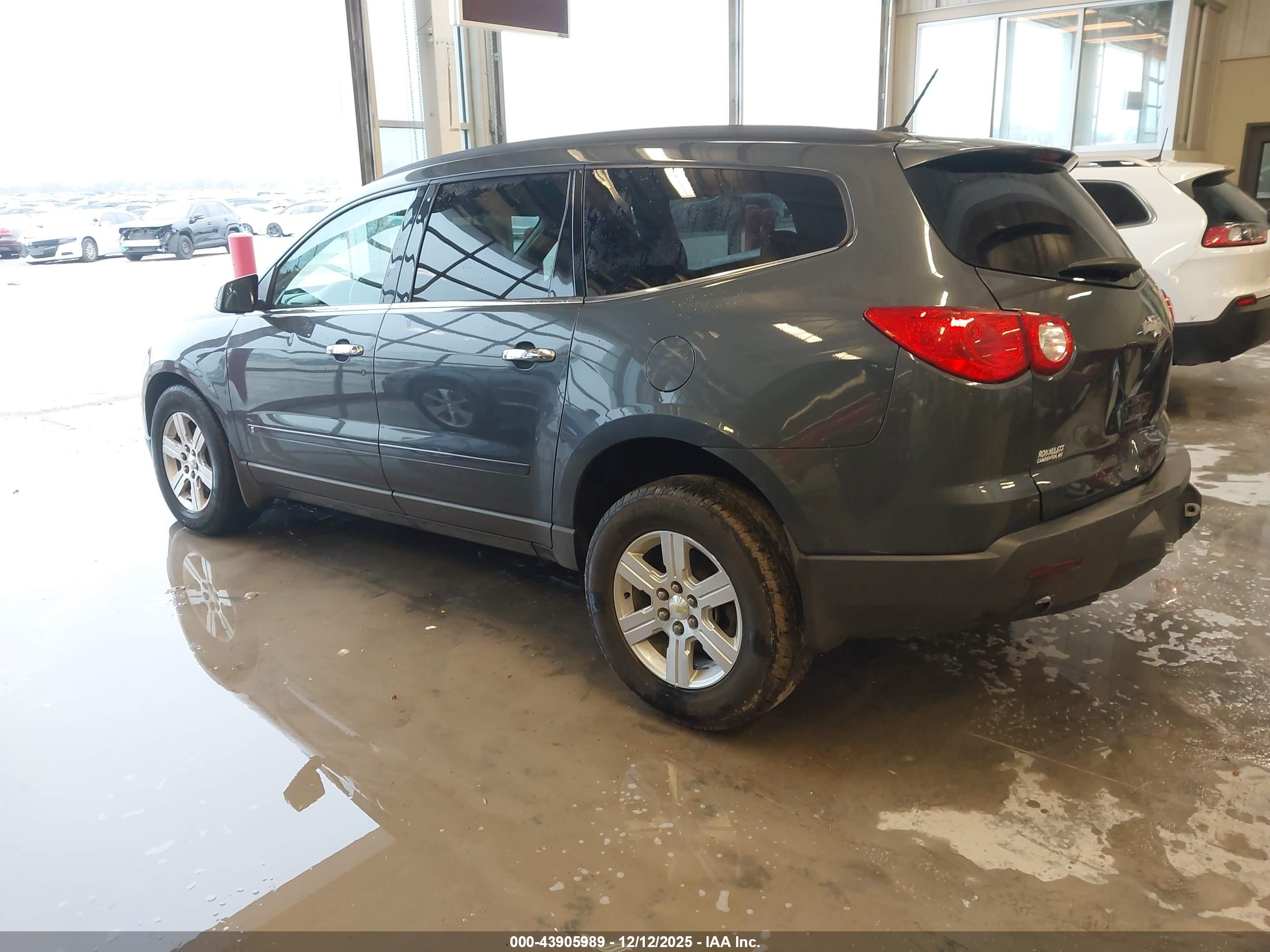 CHEVROLET TRAVERSE image 3