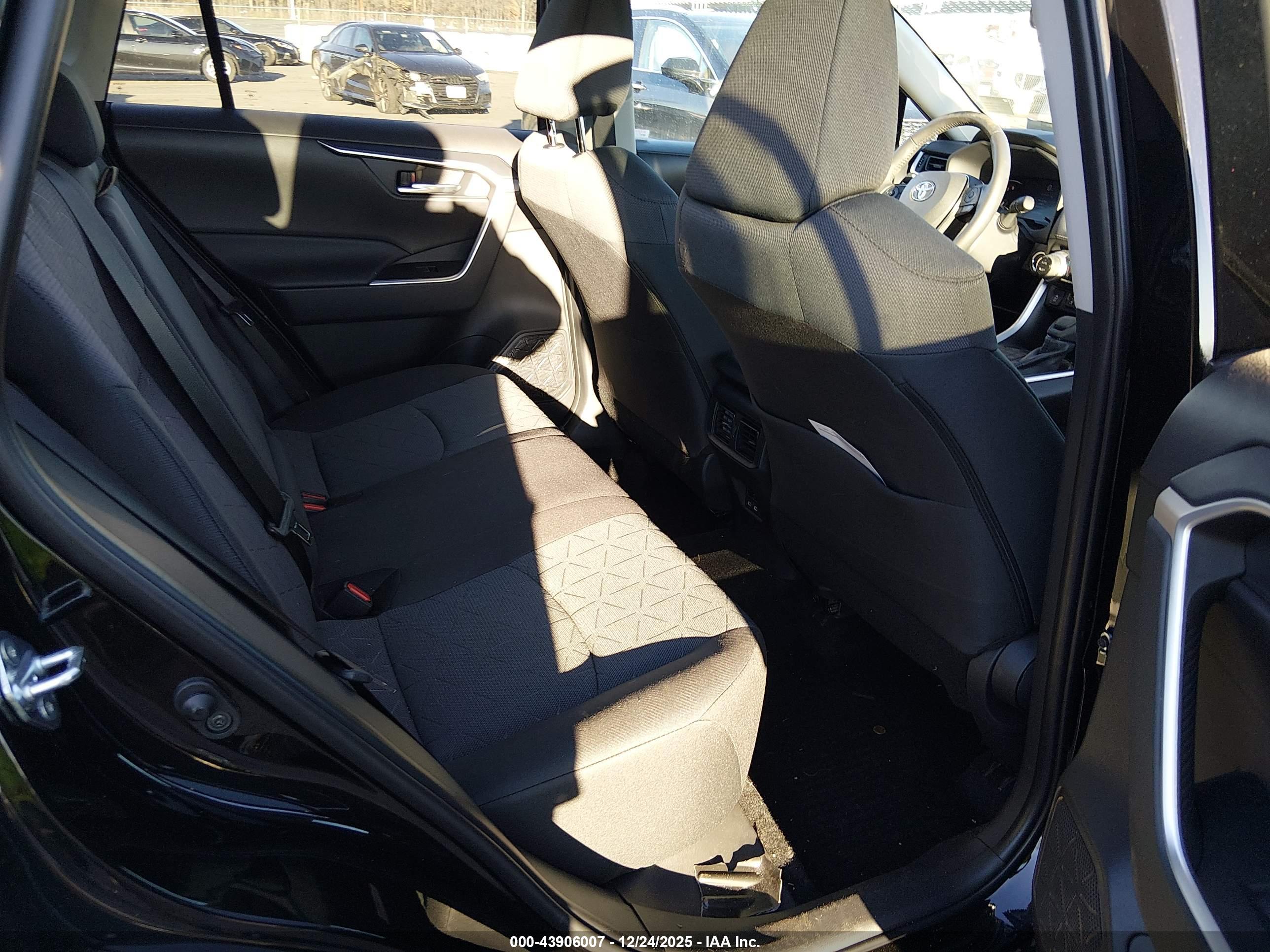 TOYOTA RAV4 image 8