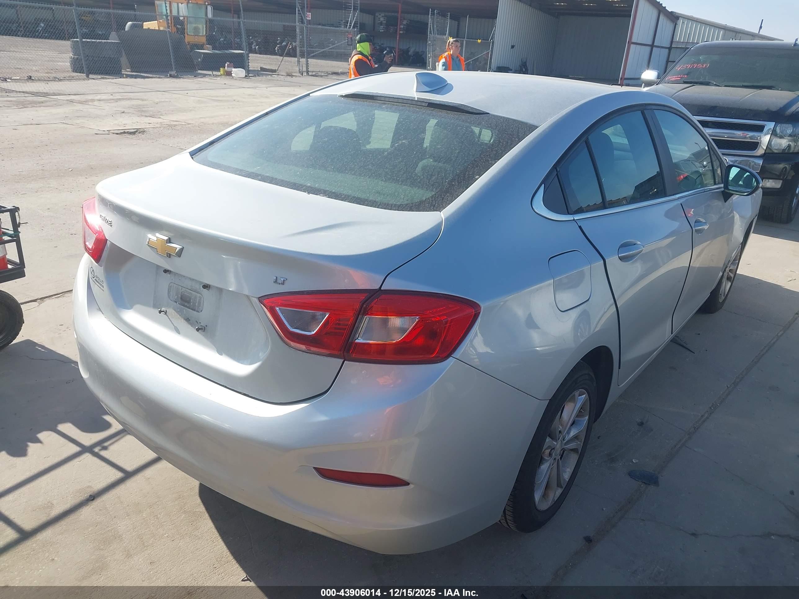 CHEVROLET CRUZE image 4