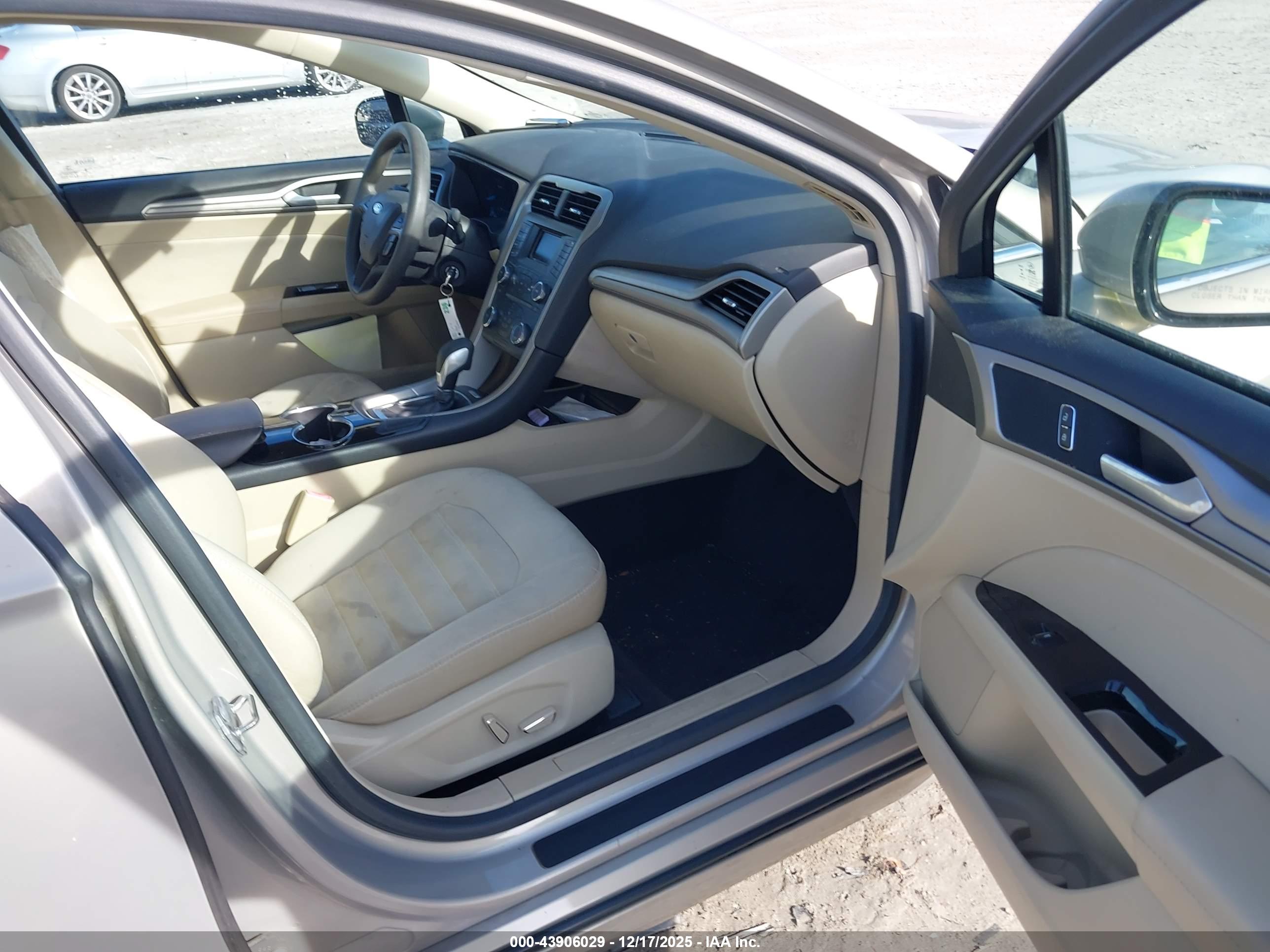 FORD FUSION image 5