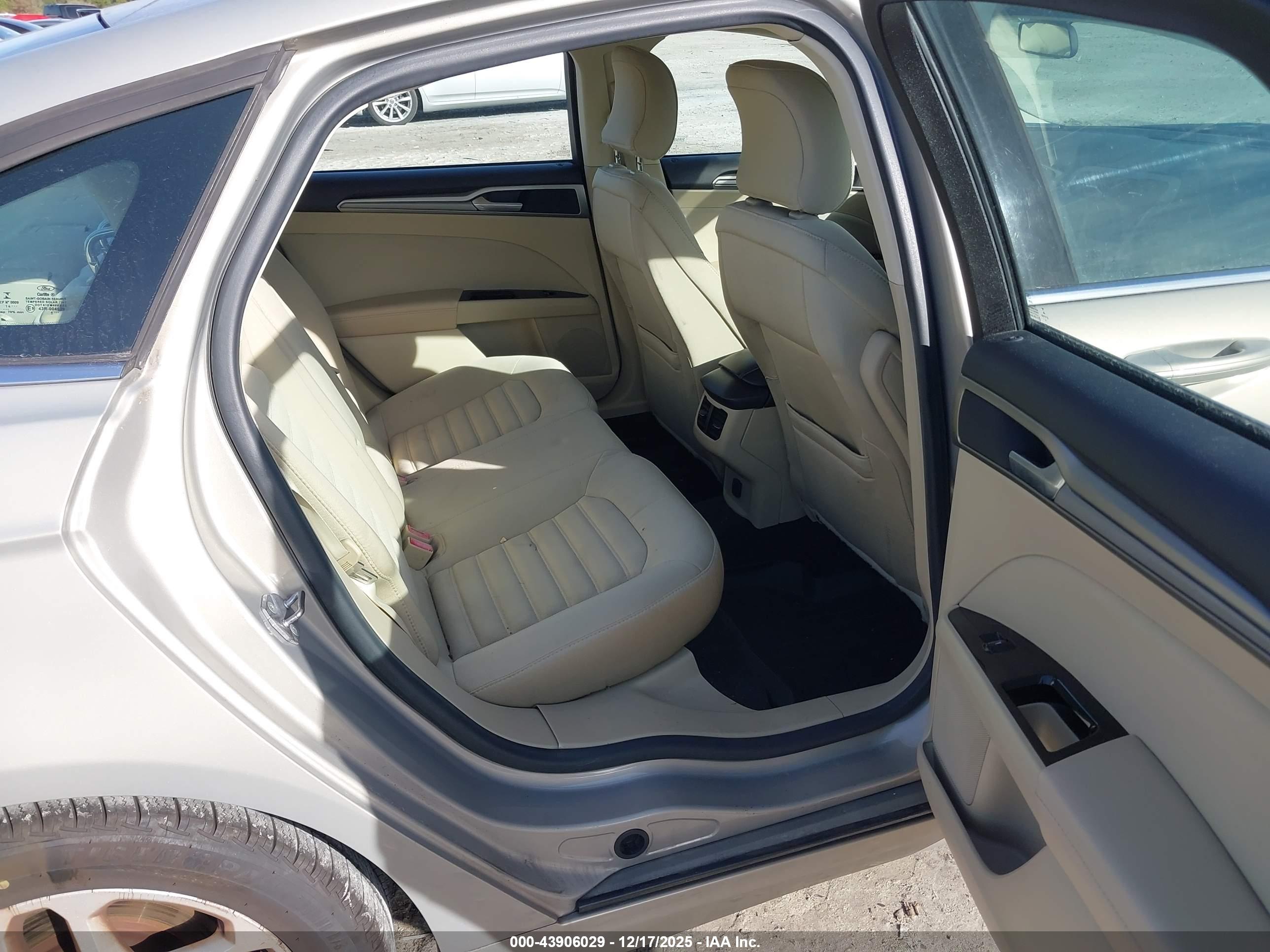 FORD FUSION image 8