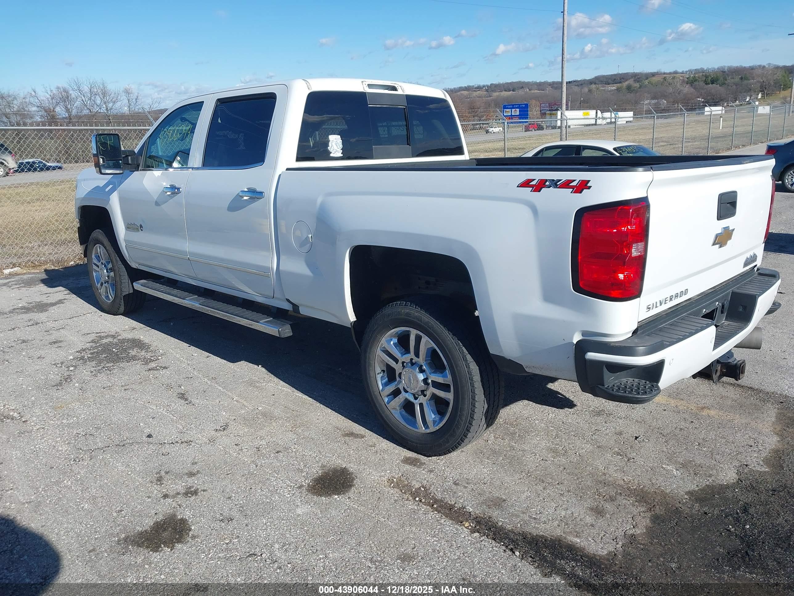CHEVROLET SILVERADO image 3