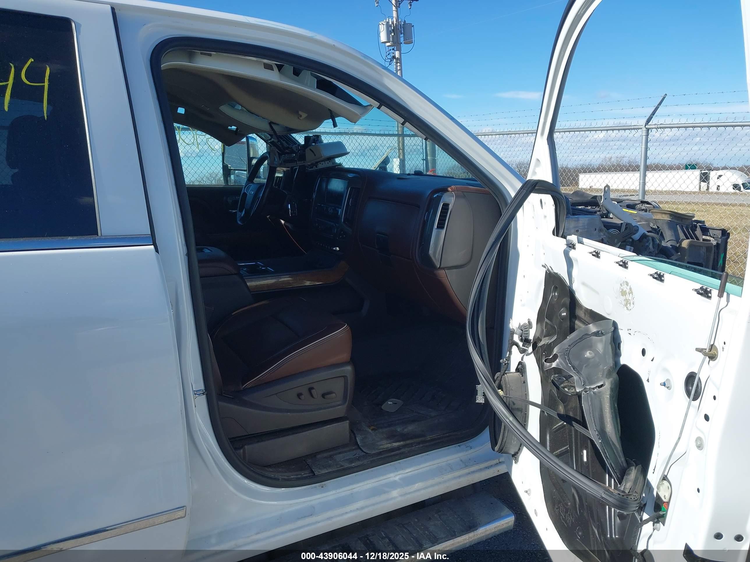 CHEVROLET SILVERADO image 5
