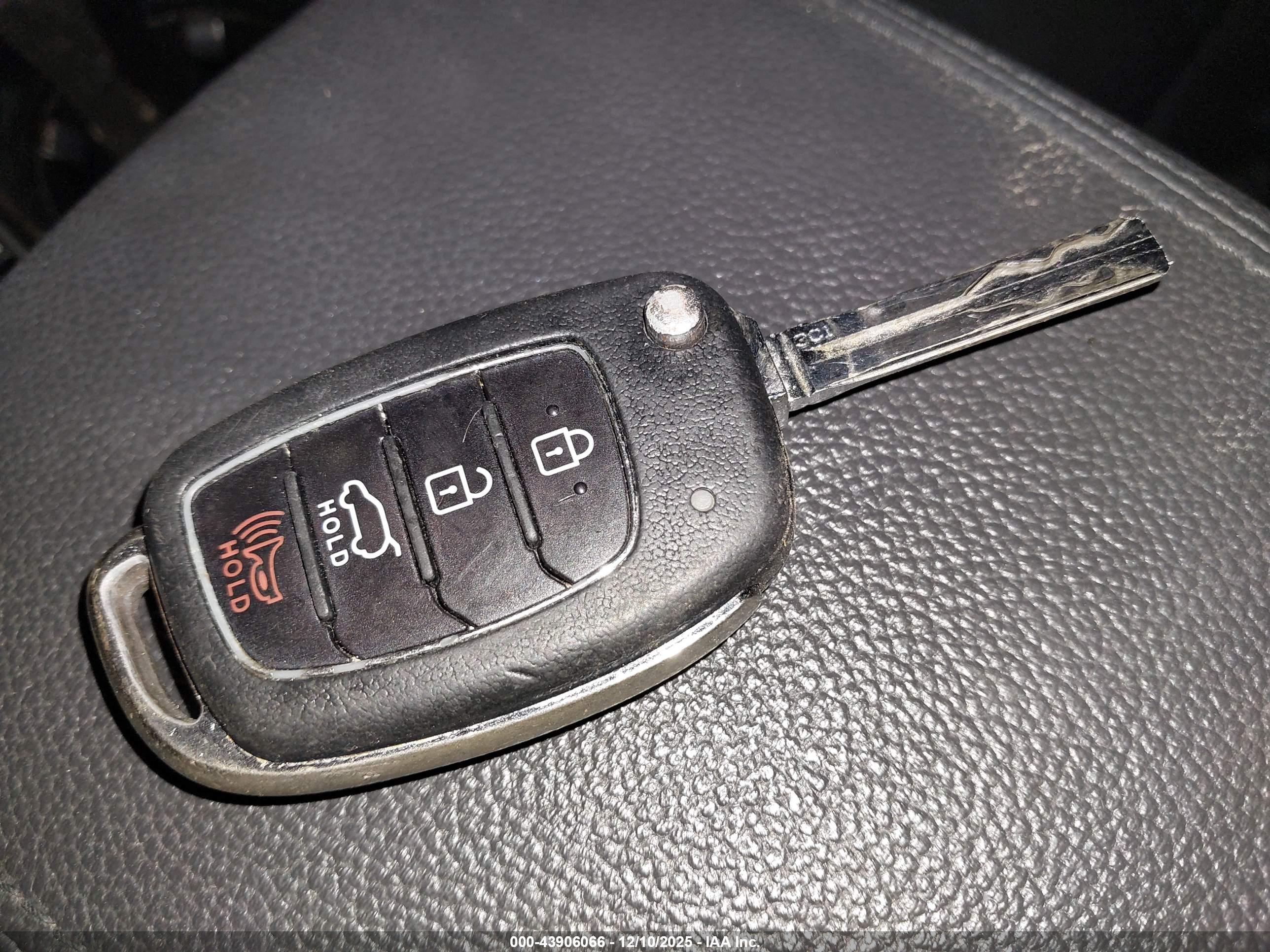 HYUNDAI TUCSON image 11
