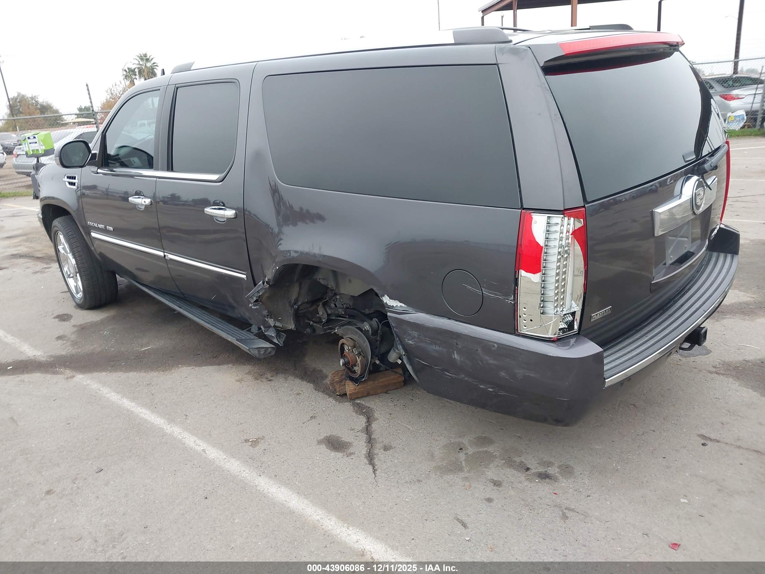 CADILLAC ESCALADE image 3