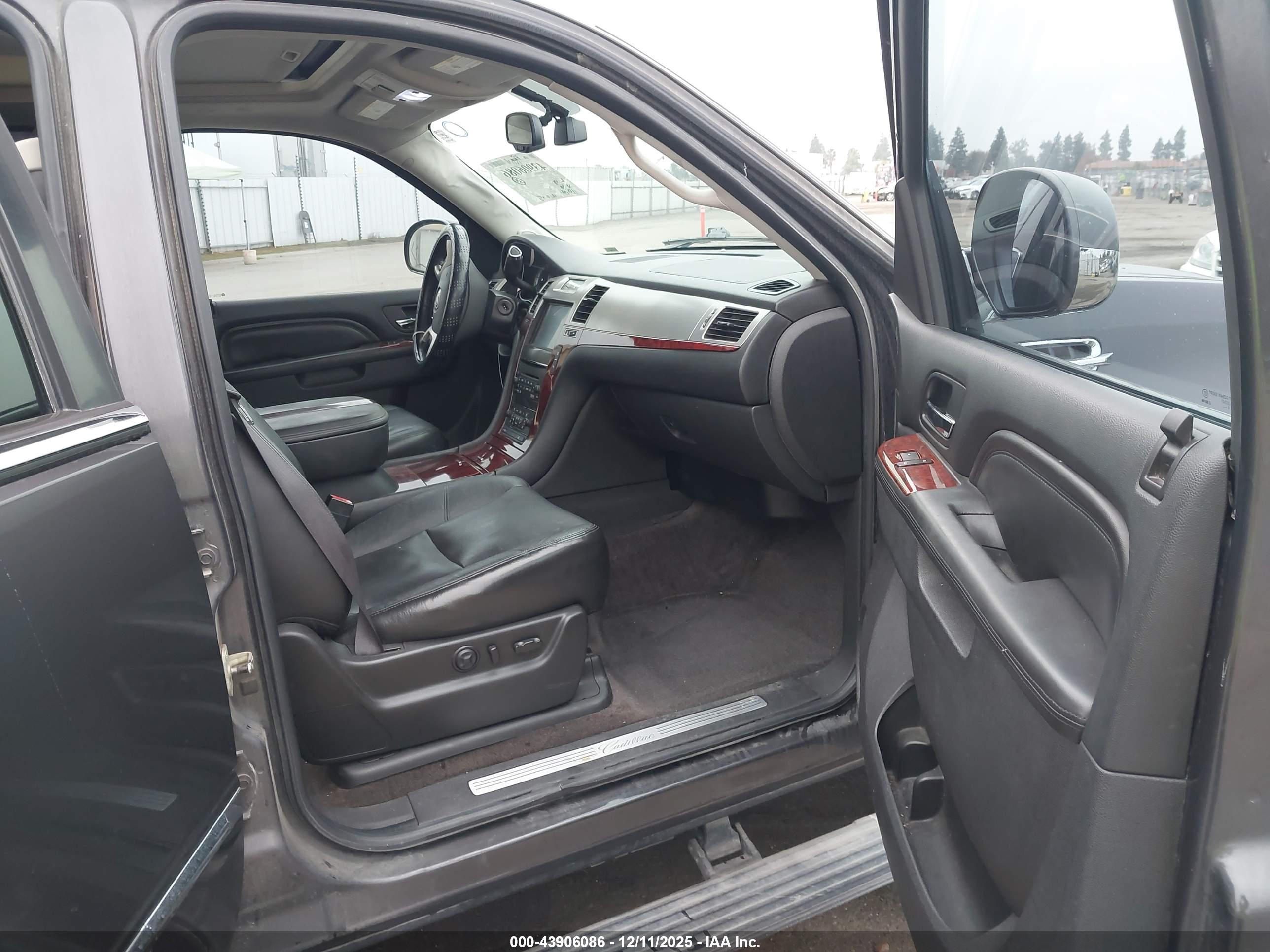 CADILLAC ESCALADE image 5