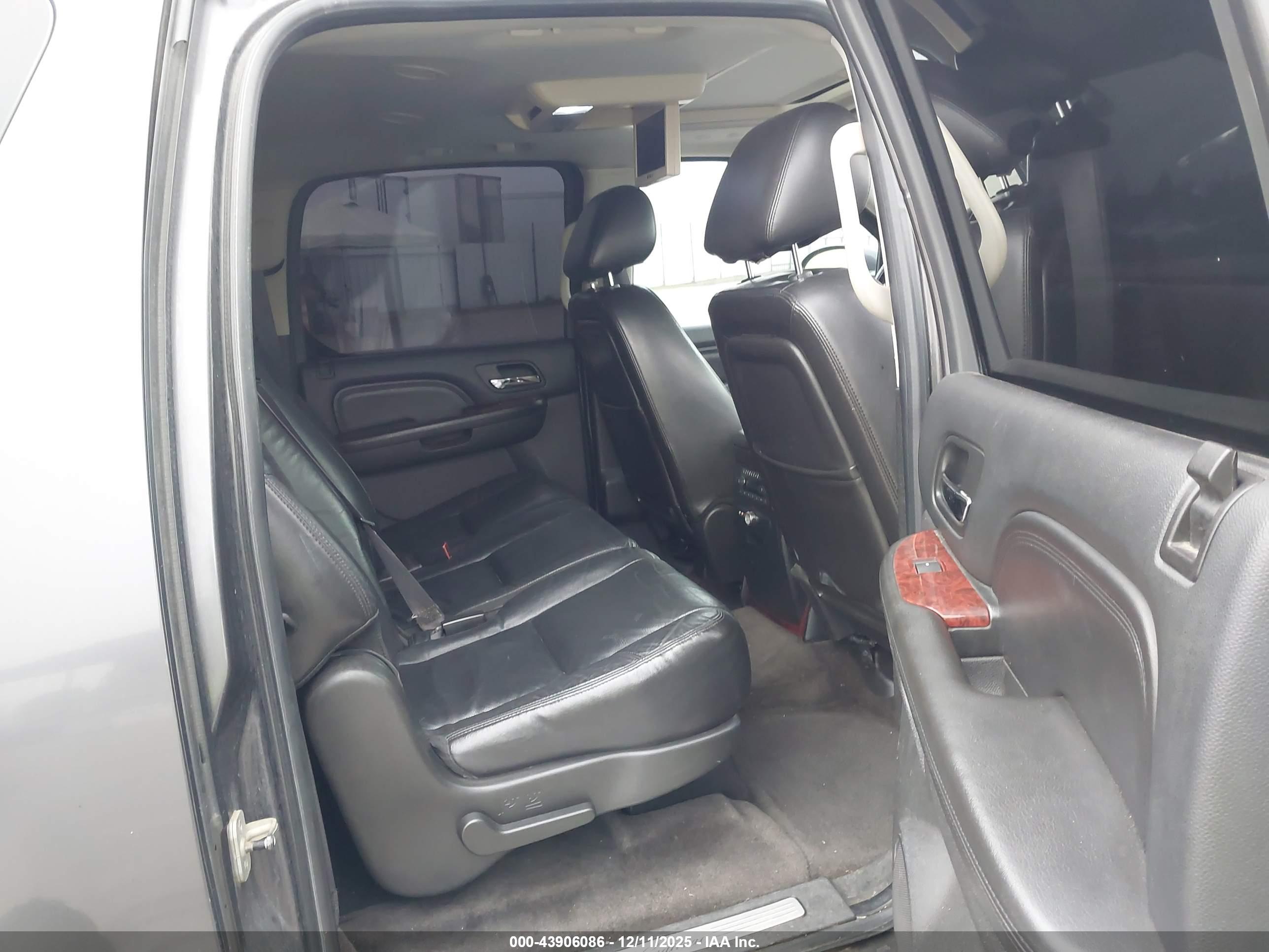 CADILLAC ESCALADE image 8