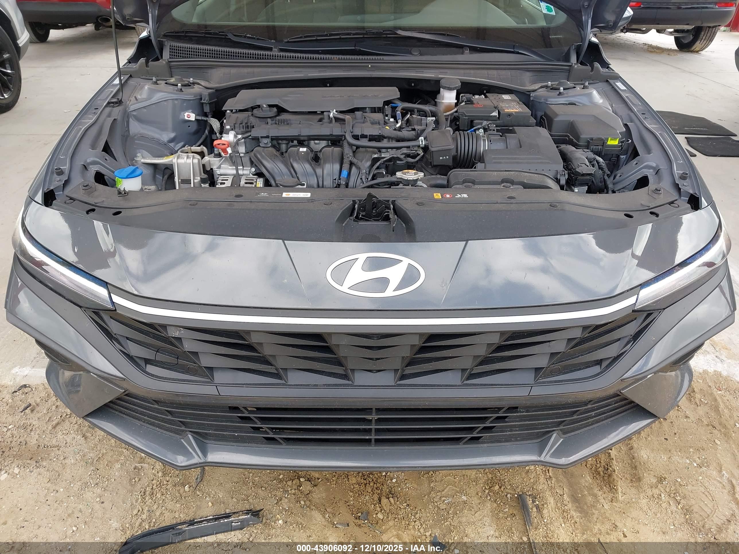 HYUNDAI ELANTRA image 10