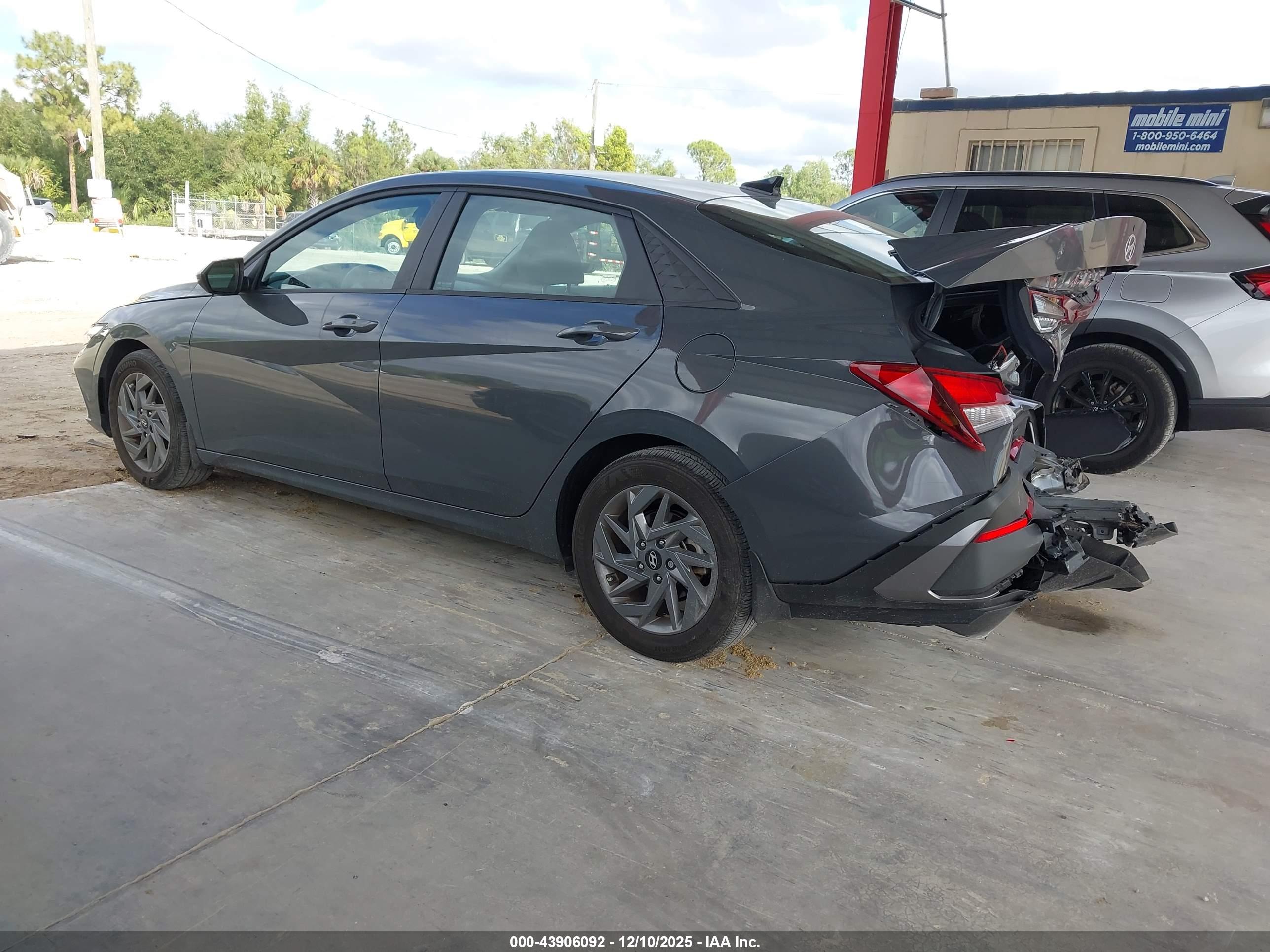 HYUNDAI ELANTRA image 3