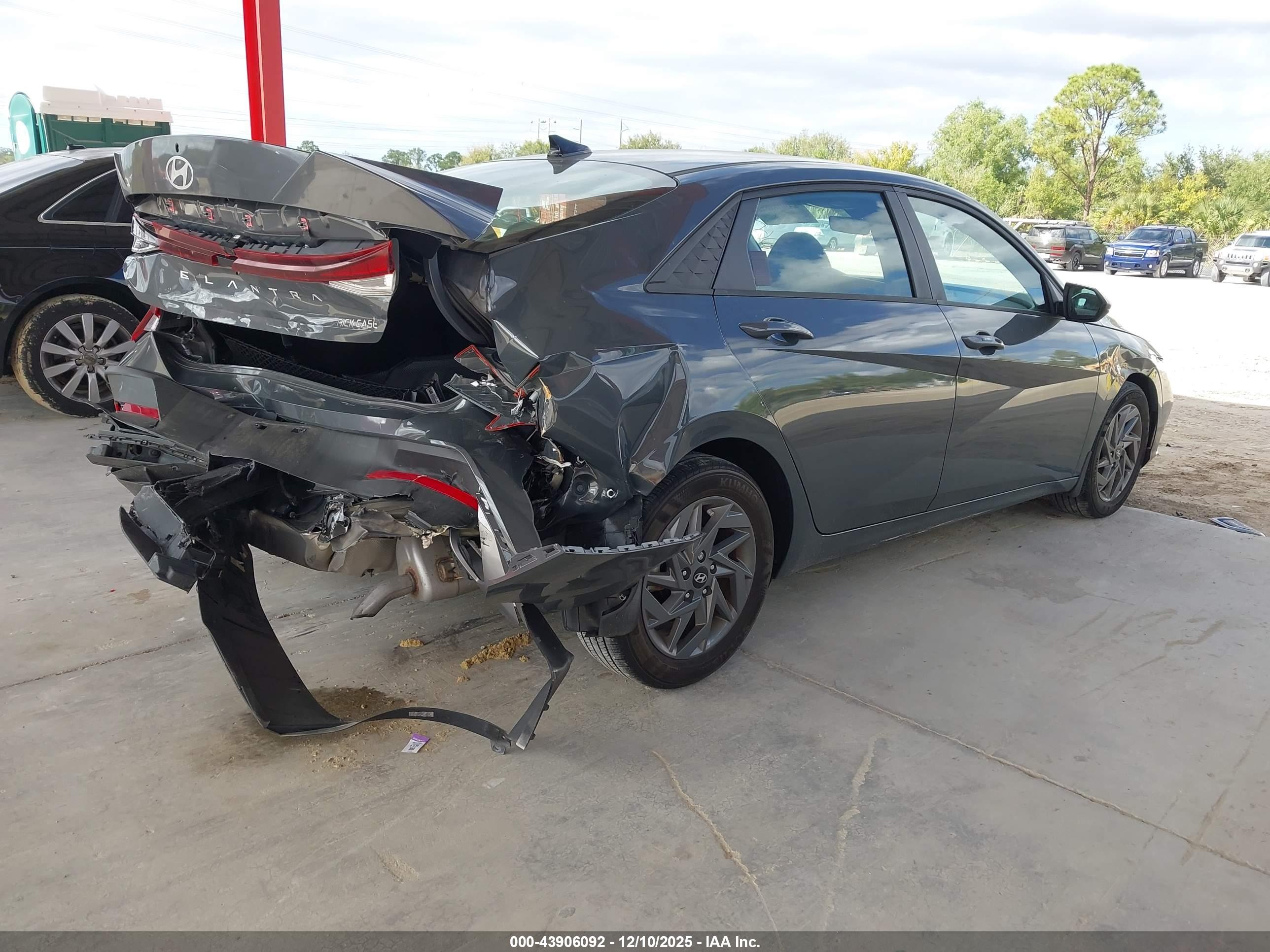 HYUNDAI ELANTRA image 4