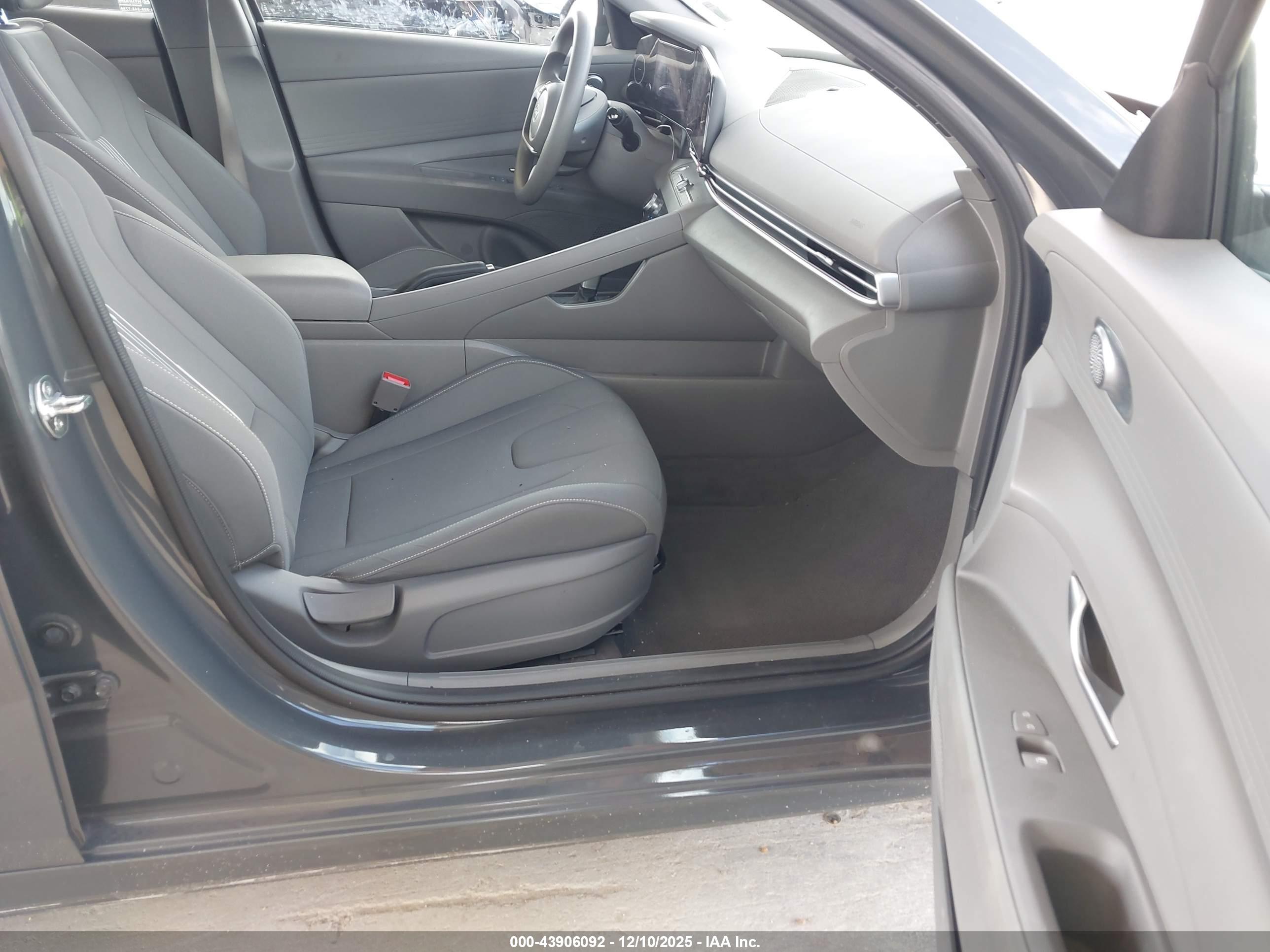 HYUNDAI ELANTRA image 5