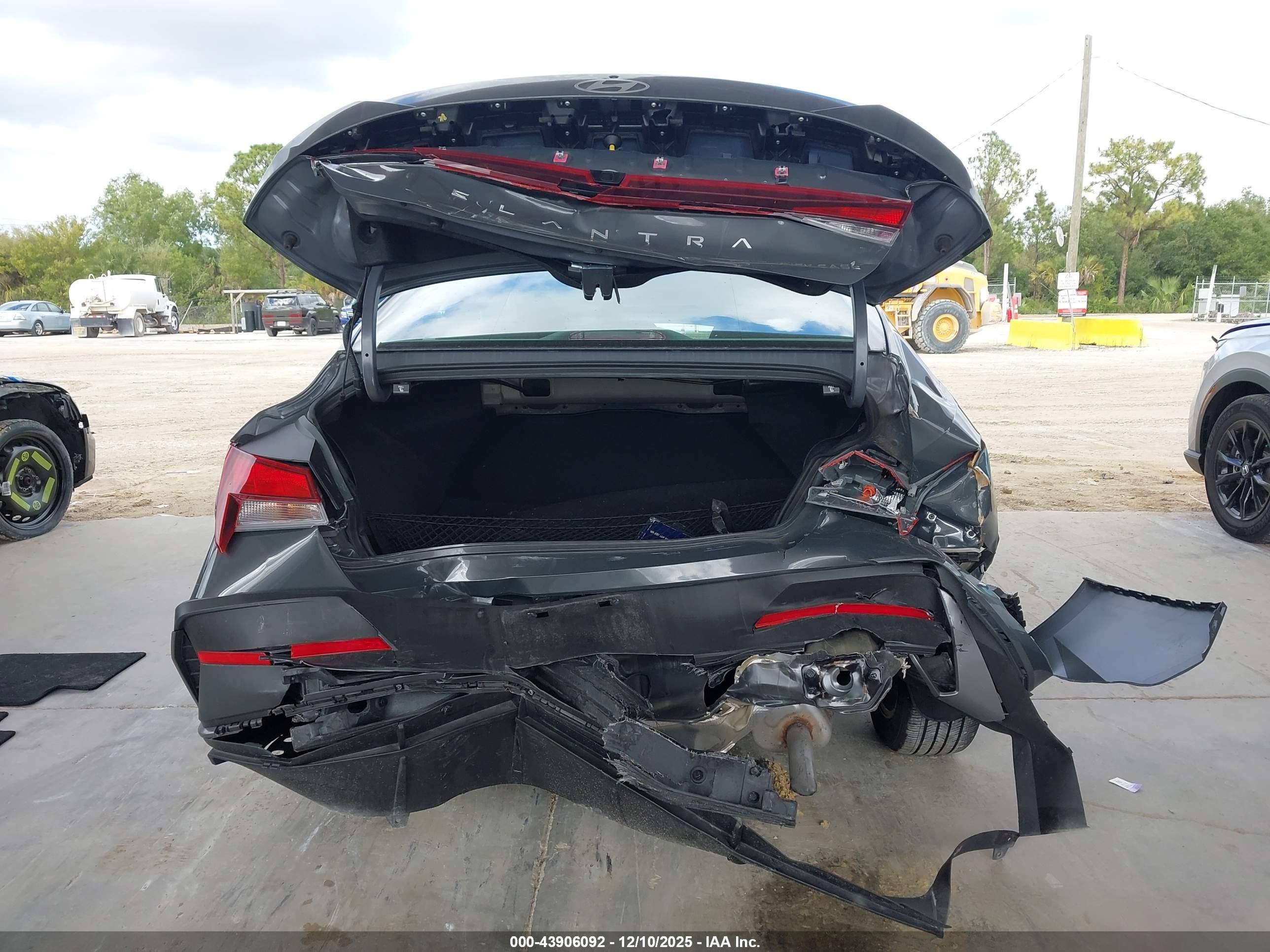 HYUNDAI ELANTRA image 6