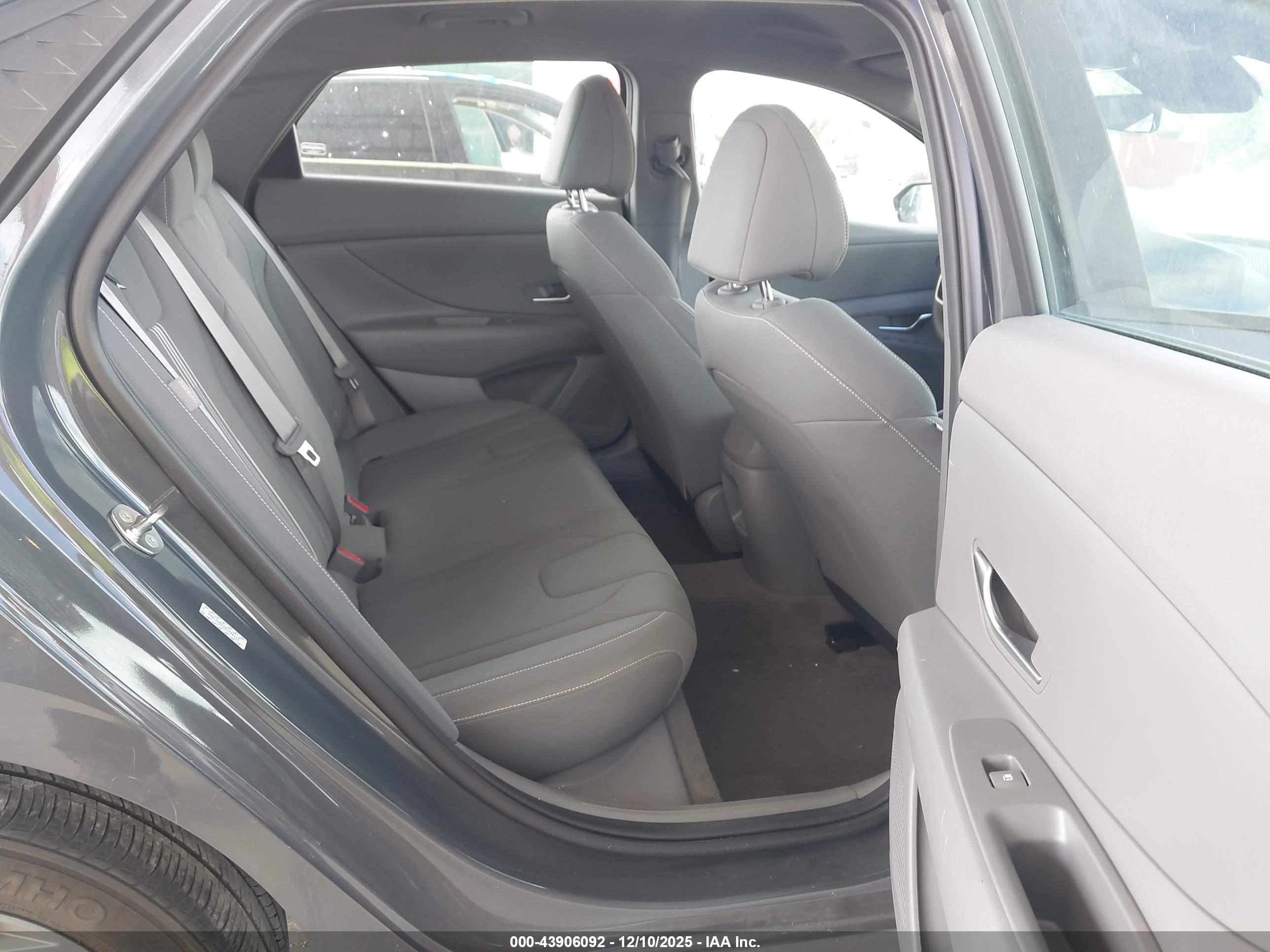 HYUNDAI ELANTRA image 8