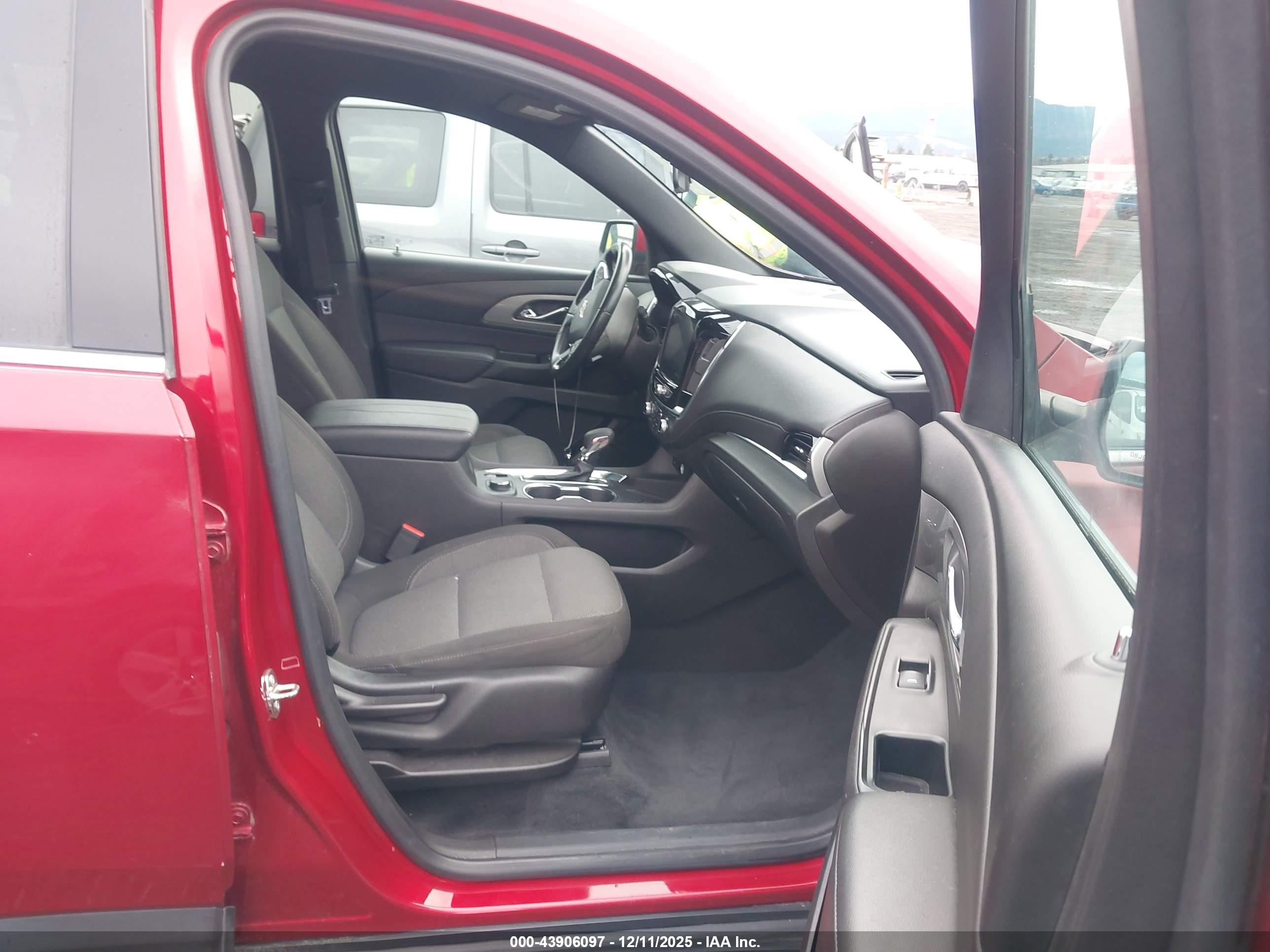 CHEVROLET TRAVERSE image 5
