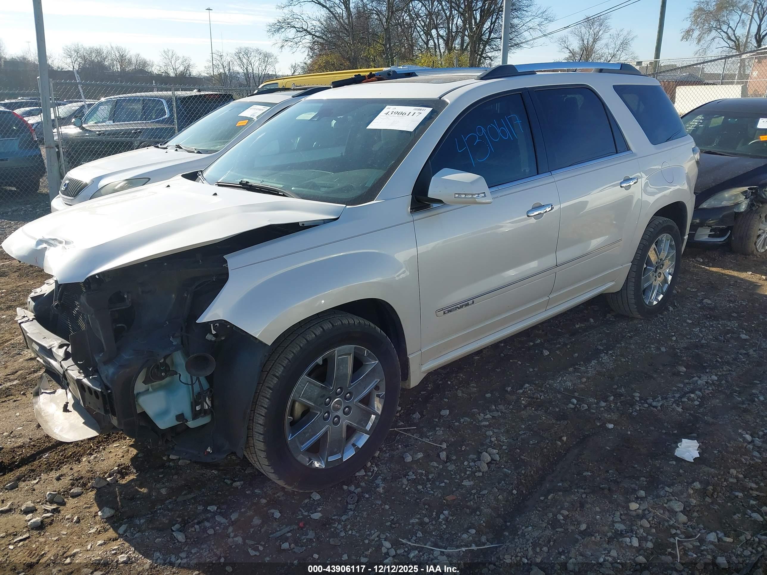 GMC ACADIA image 2