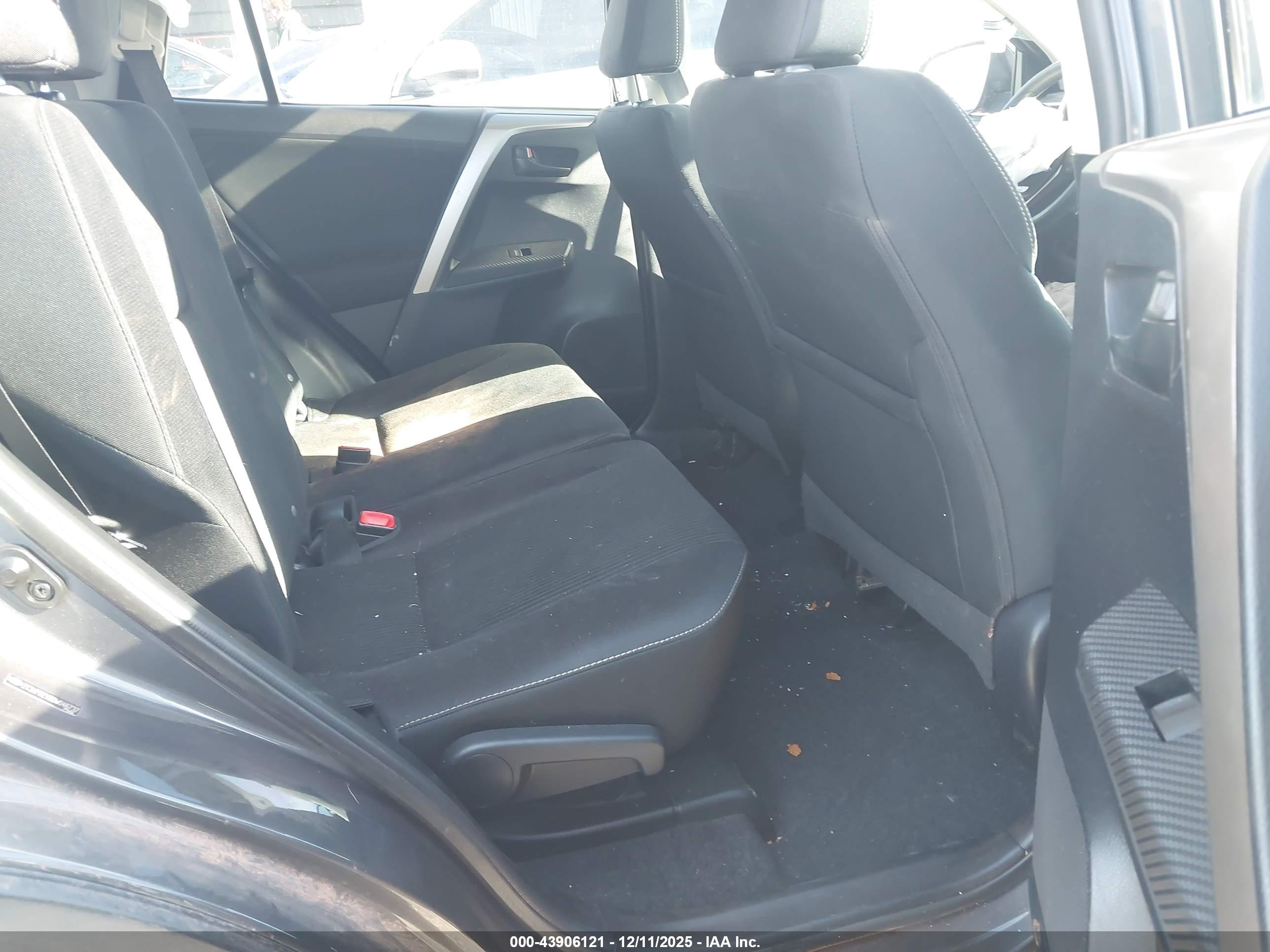 TOYOTA RAV4 image 8