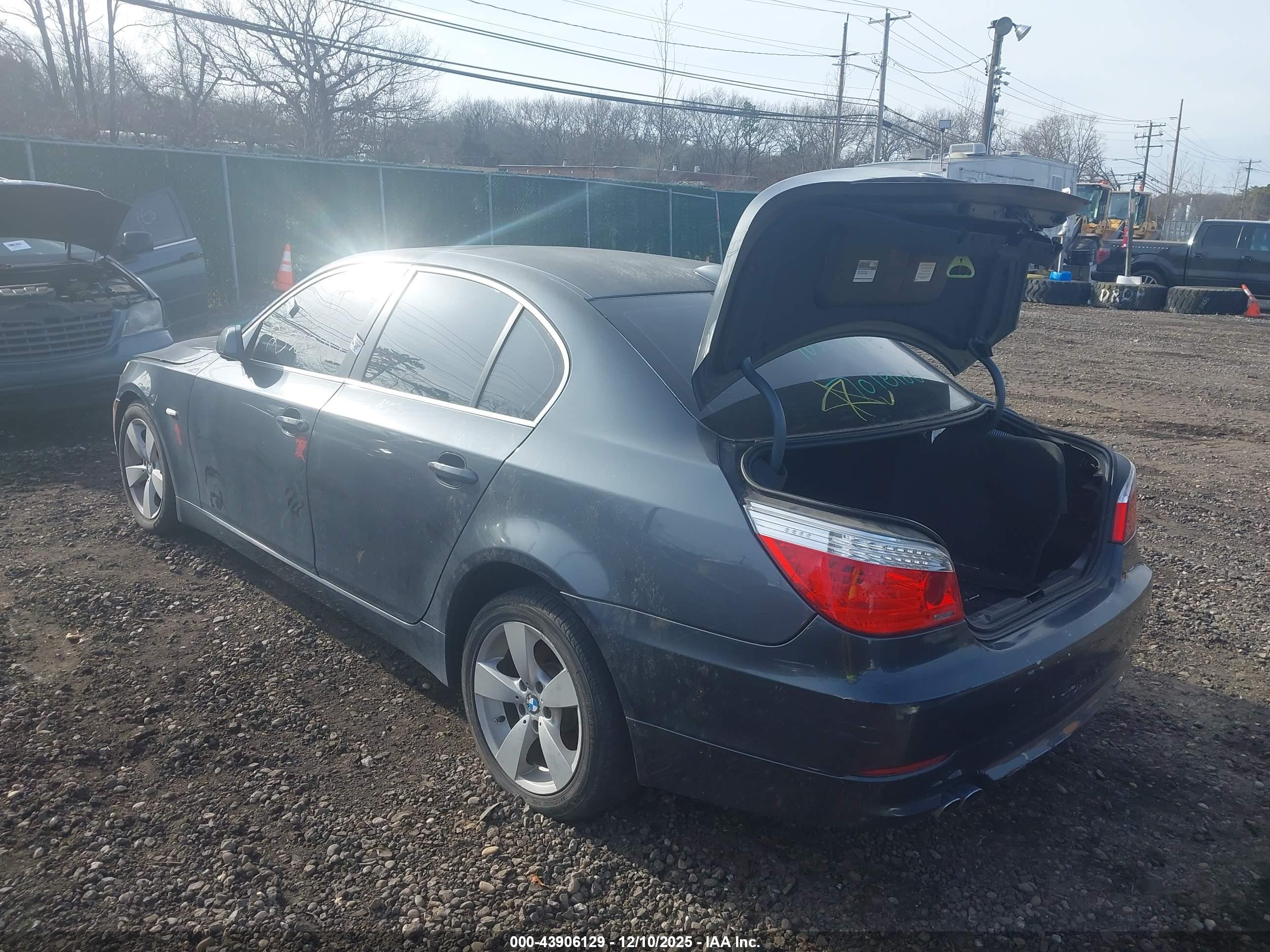 BMW 528XI image 3