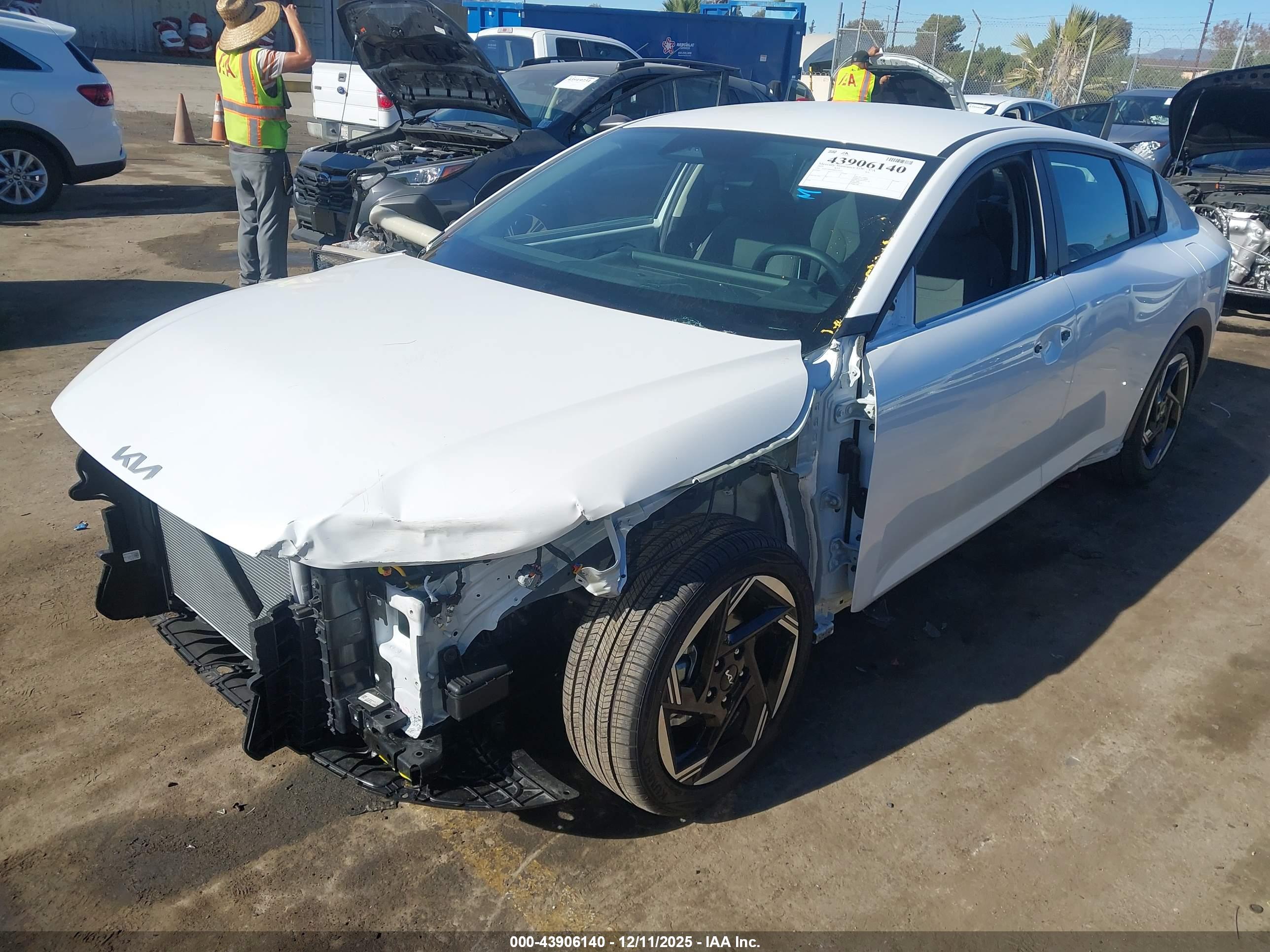 KIA K4 image 2