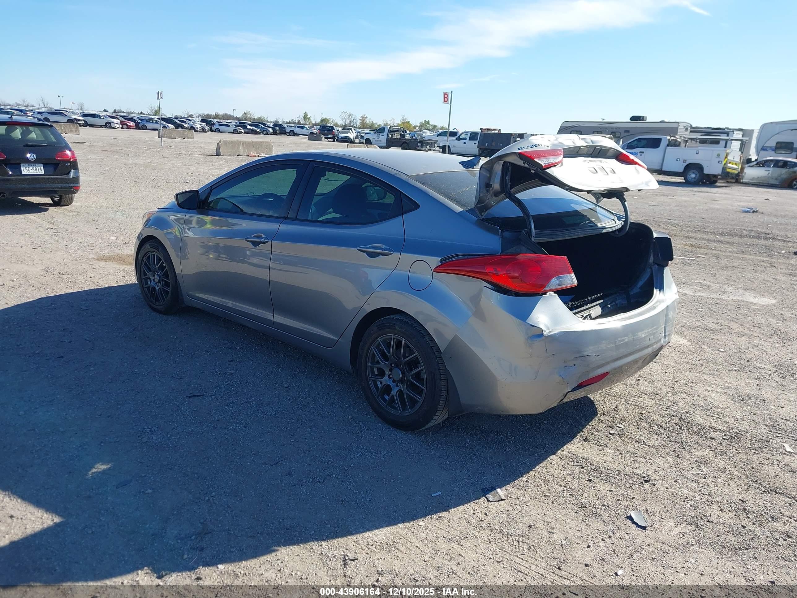 HYUNDAI ELANTRA image 3