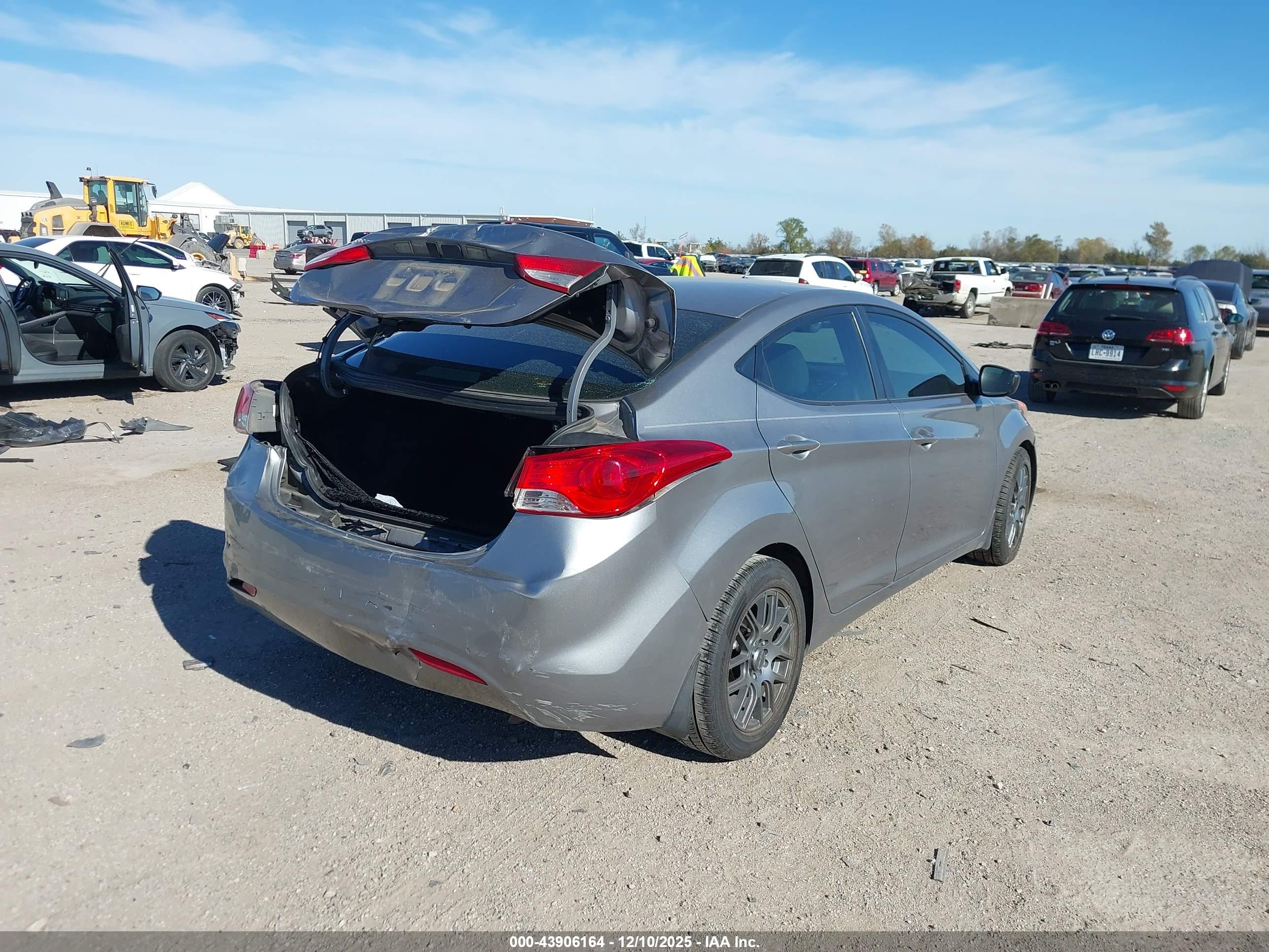 HYUNDAI ELANTRA image 4
