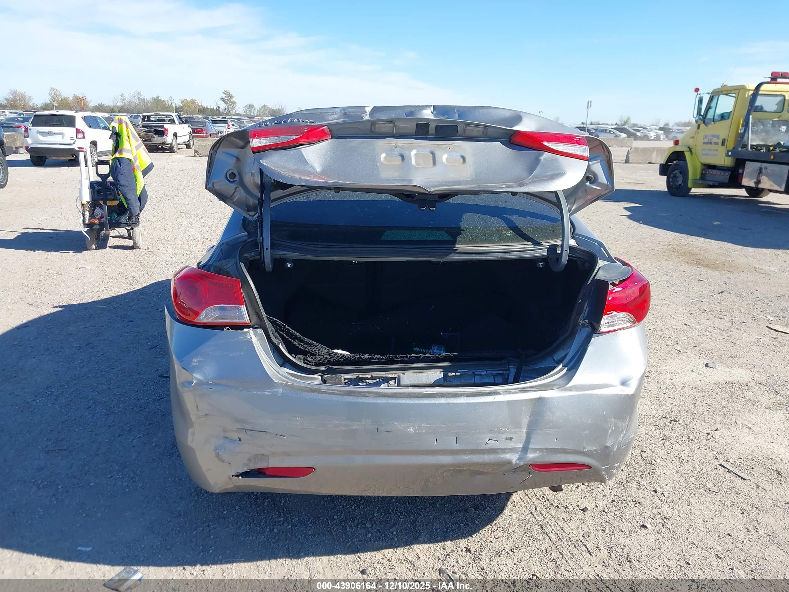 HYUNDAI ELANTRA image 6