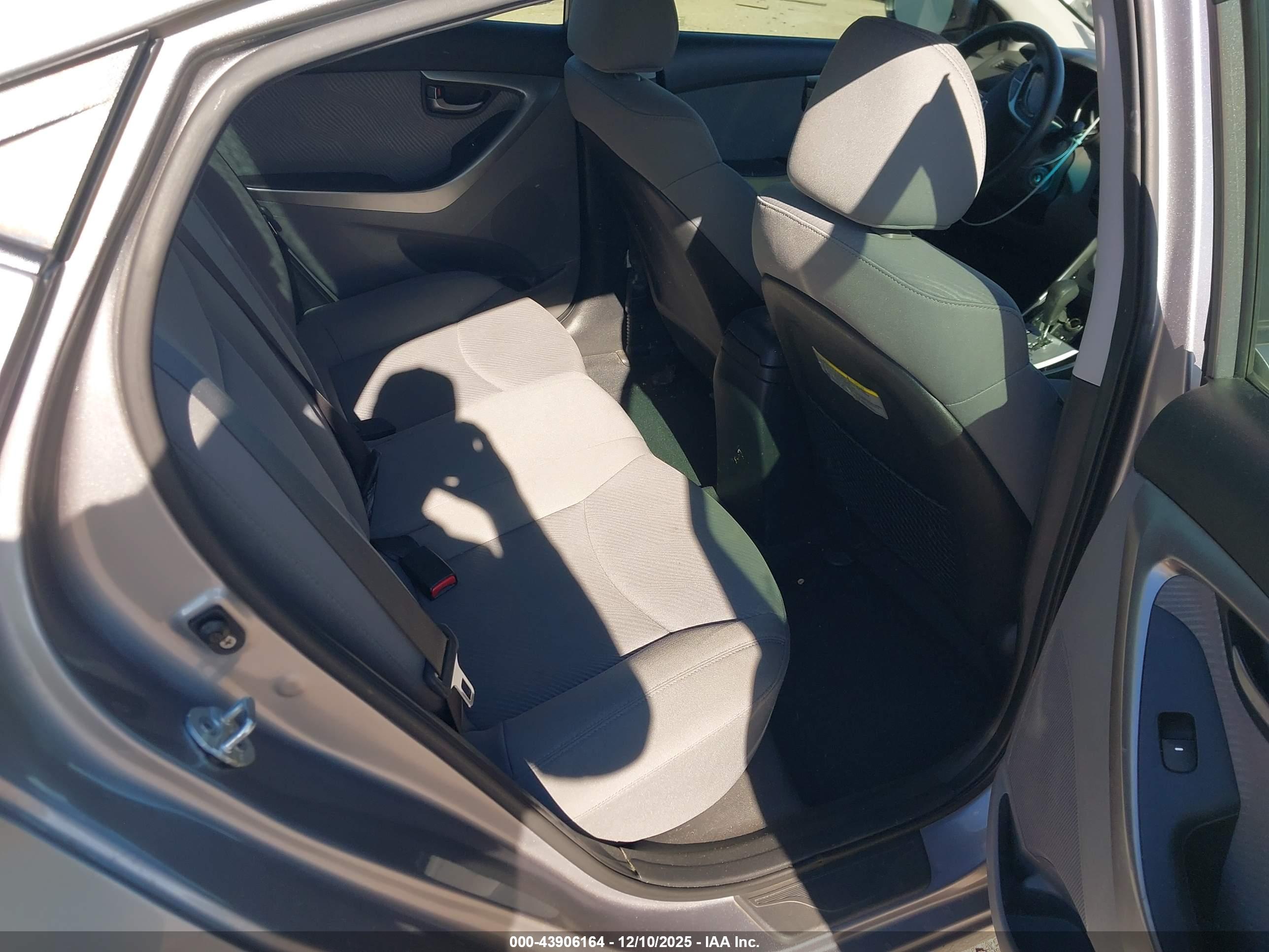 HYUNDAI ELANTRA image 8