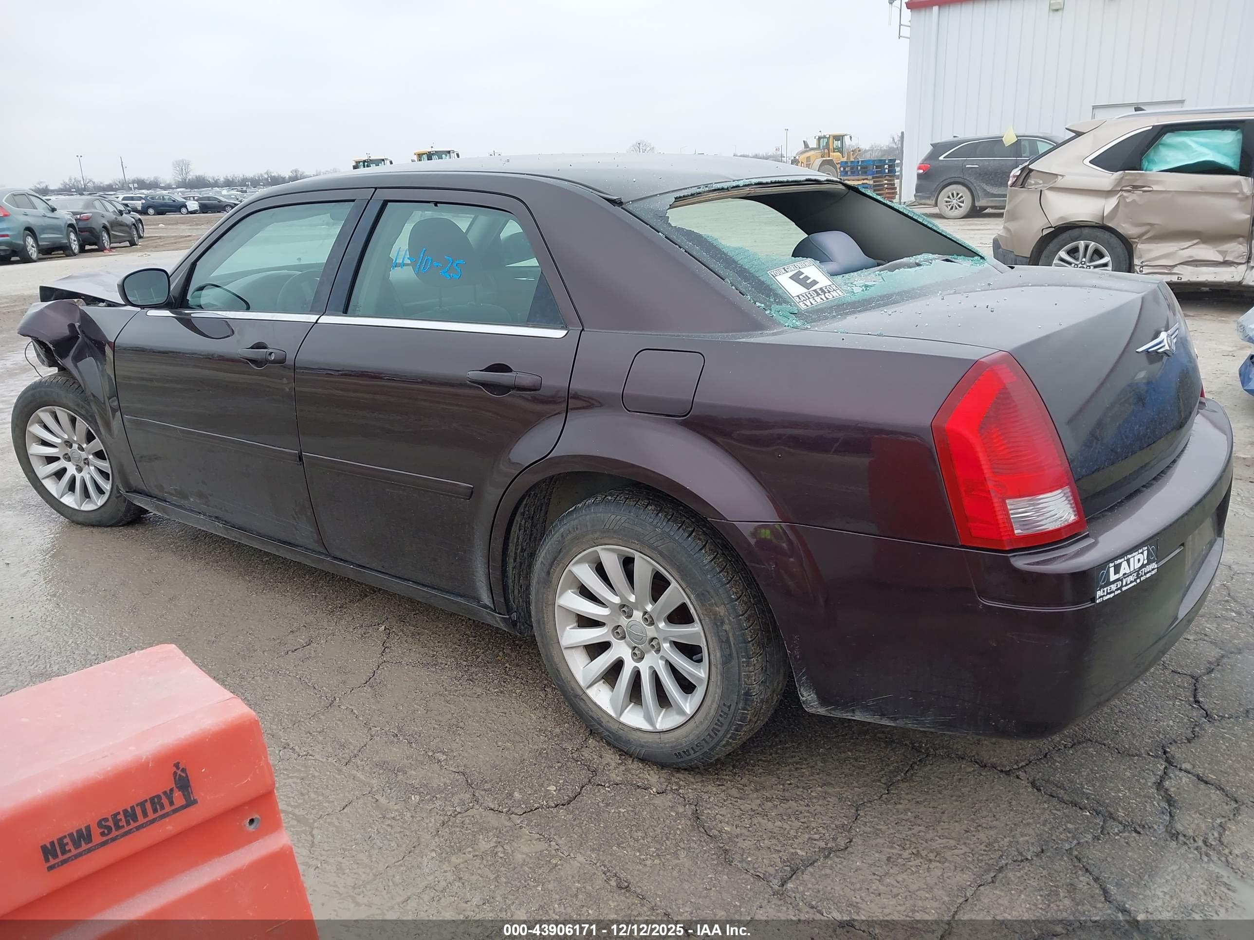 CHRYSLER 300 image 3