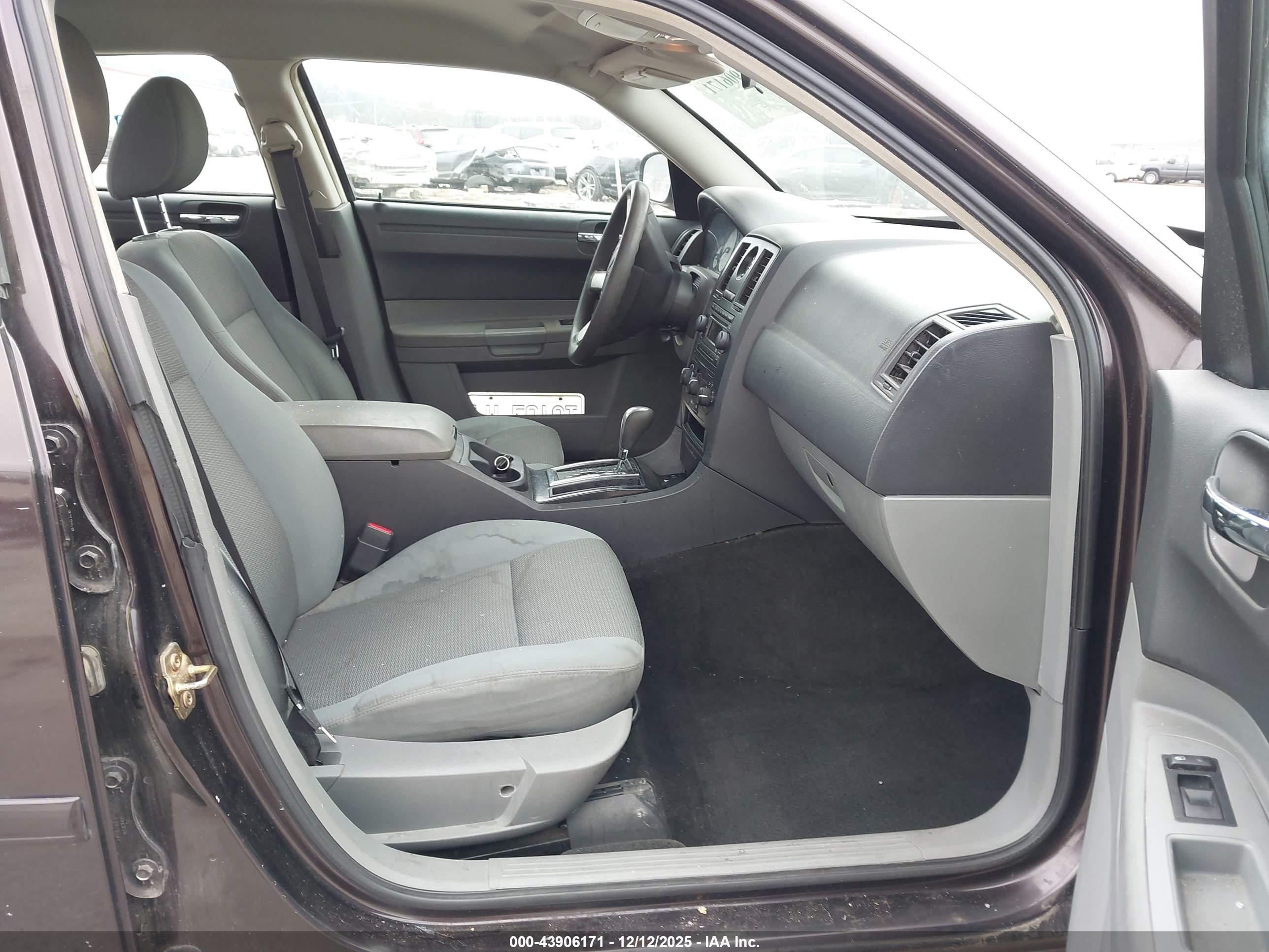 CHRYSLER 300 image 5