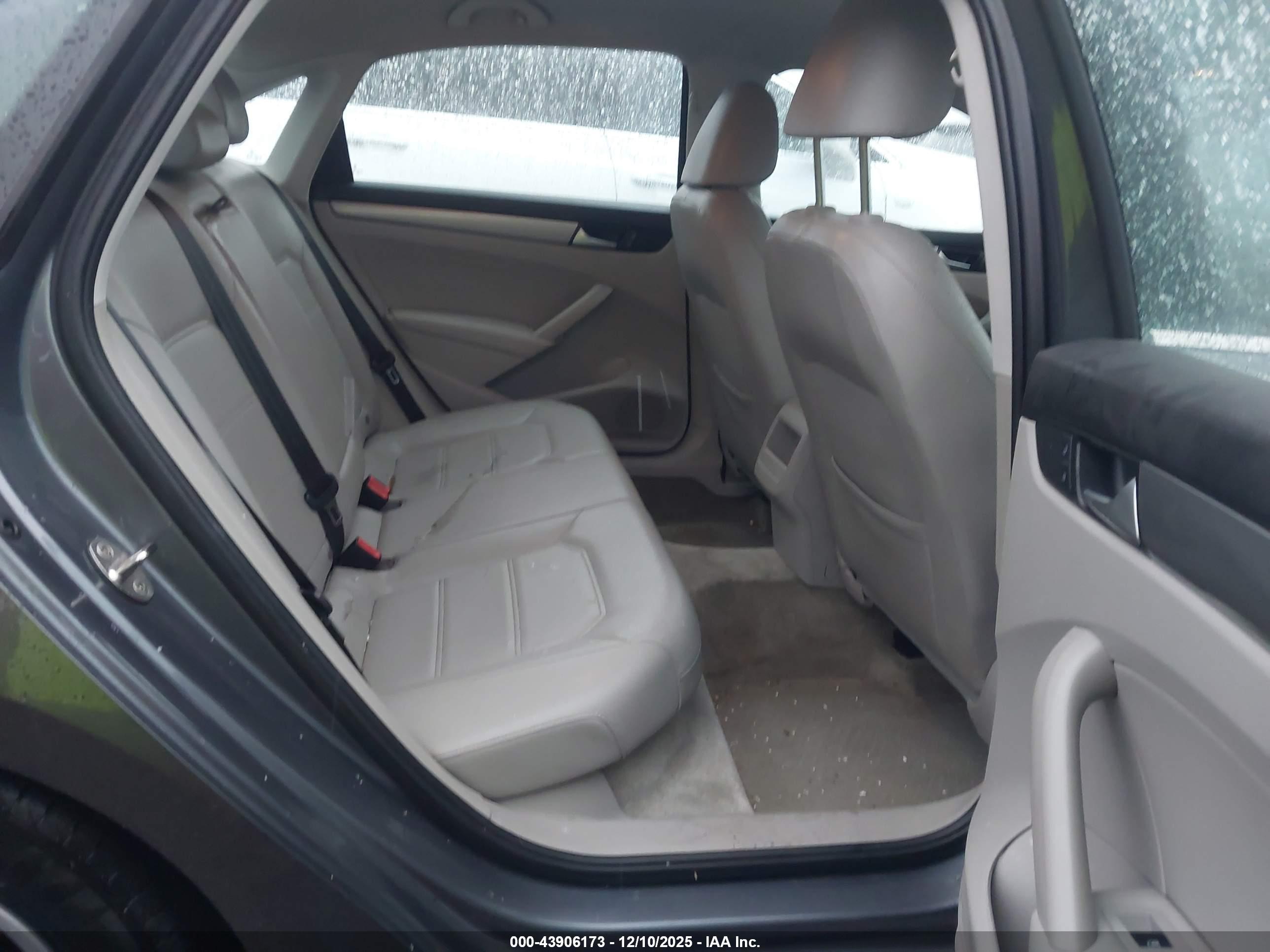 VOLKSWAGEN PASSAT image 8