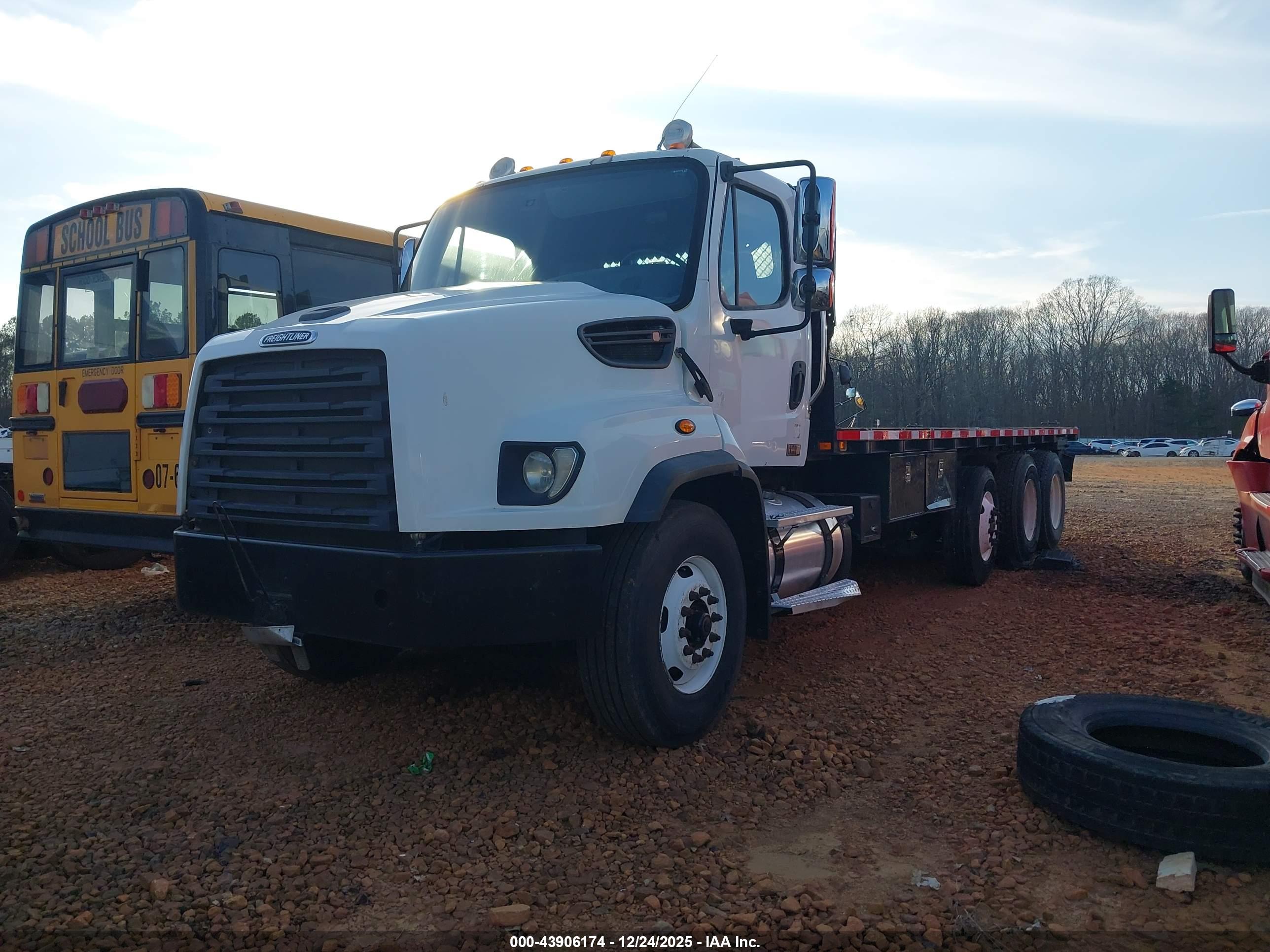 FREIGHTLINER 114SD image 2